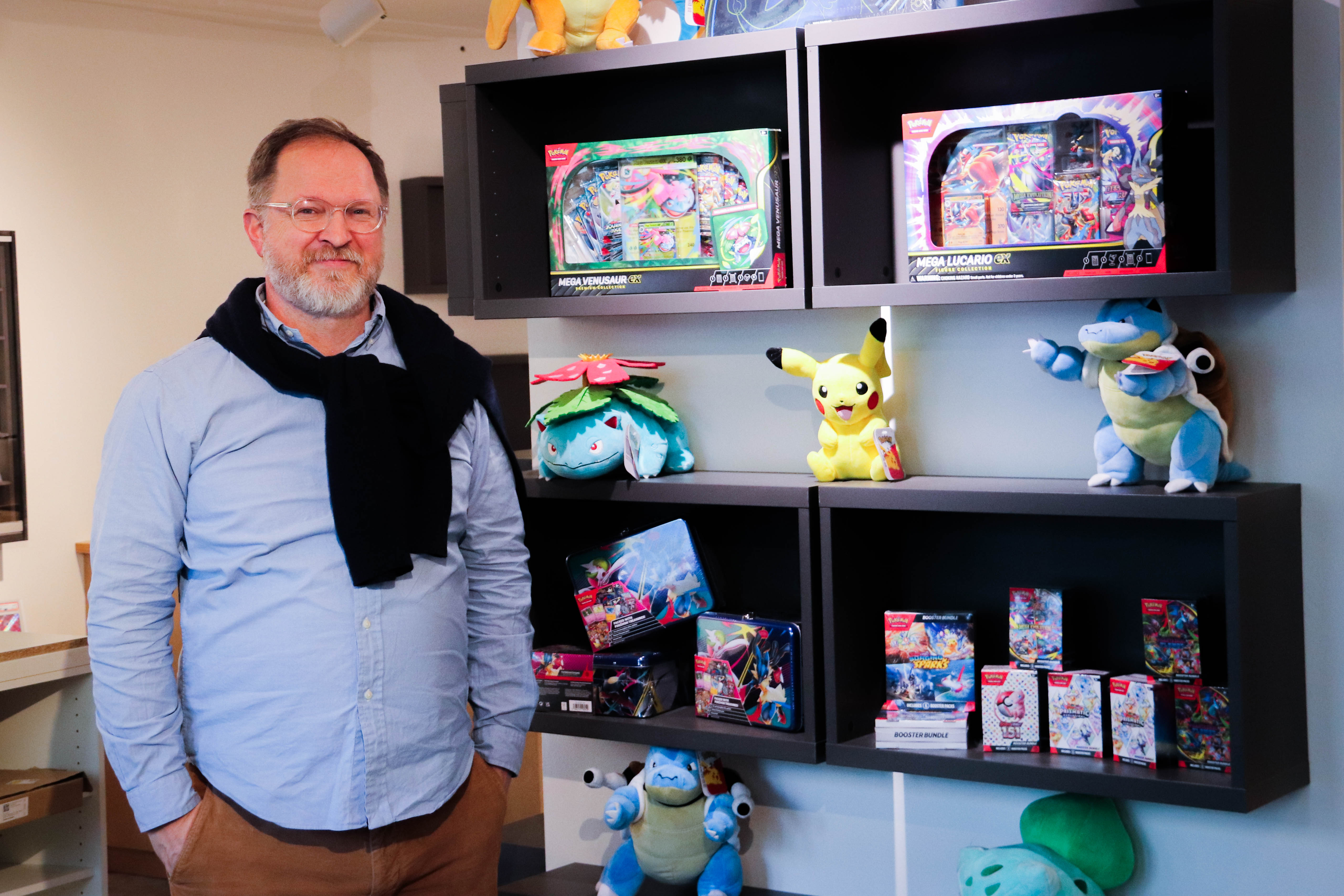 Max Hansens butik skal være et samlingssted for børn og unge, der interesserer sig for Pokémon og andre spillekort.