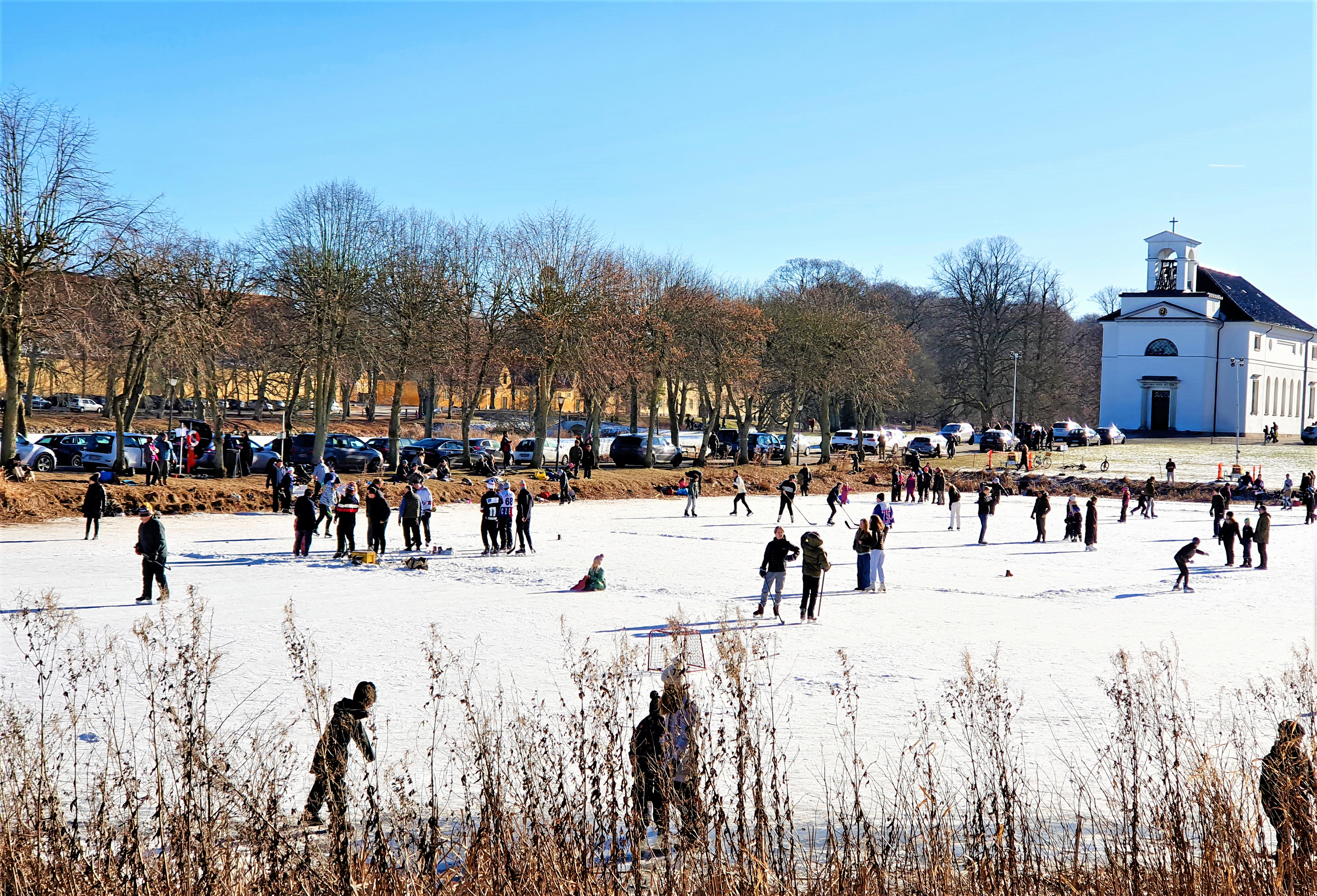 Dette syn fra 2021 af skøjtende børn, unge og voksne på slotssøen i Hørsholm vil du møde igen. For isen er fra mandag 2. februar åbnet for færdsel.