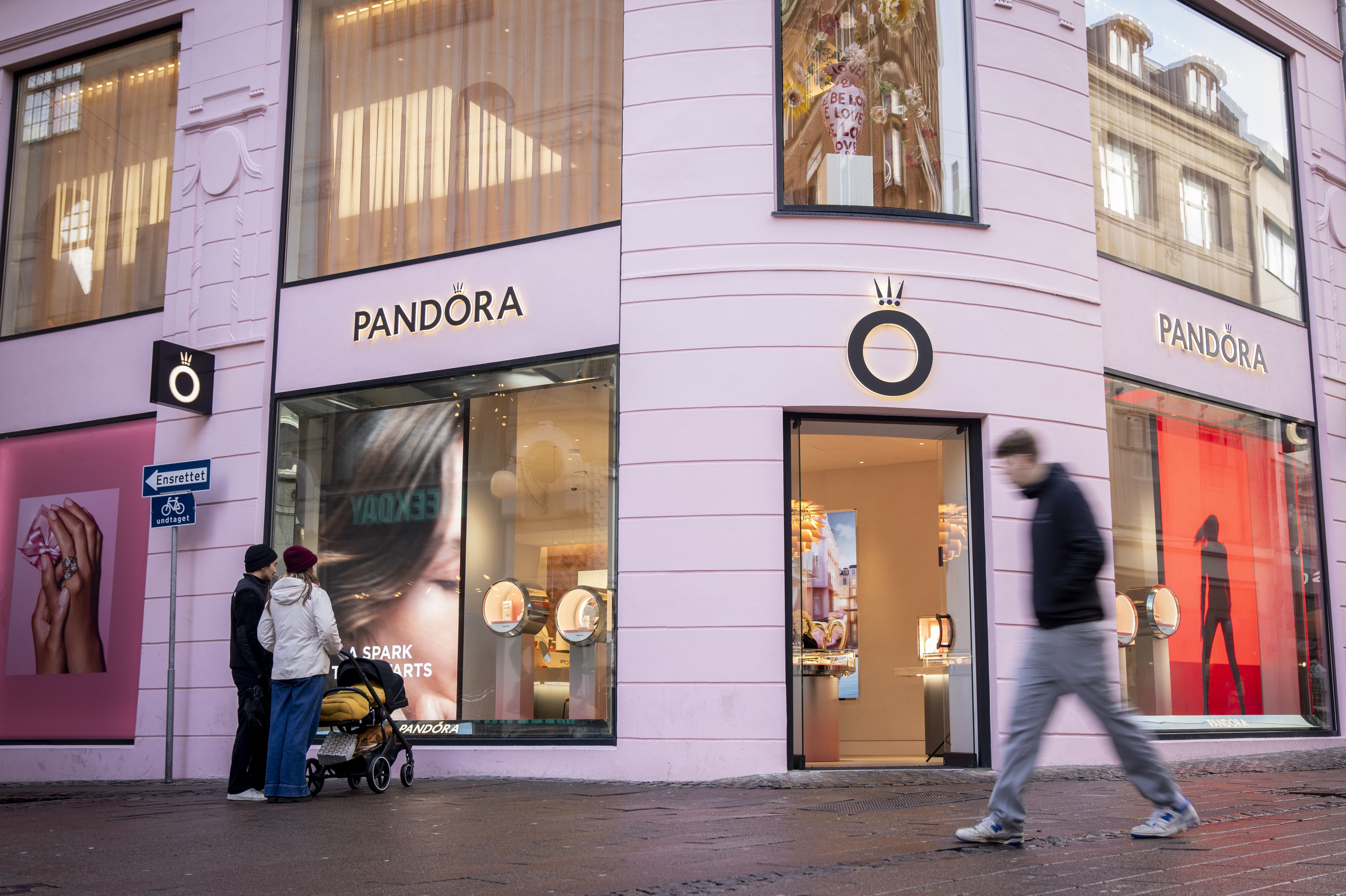 Pandora sælger smykker verden over - og selvfølgelig også i hjemlandet Danmark som her på Strøget i København. (Arkivfoto).