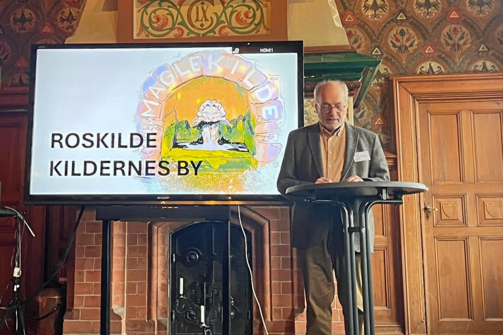 Kompas Kildestrøget blev præsenteret ved en reception i den gamle byrådssal. På billedet ses Leif Hansen, formand for Roskilde Kildernes By.