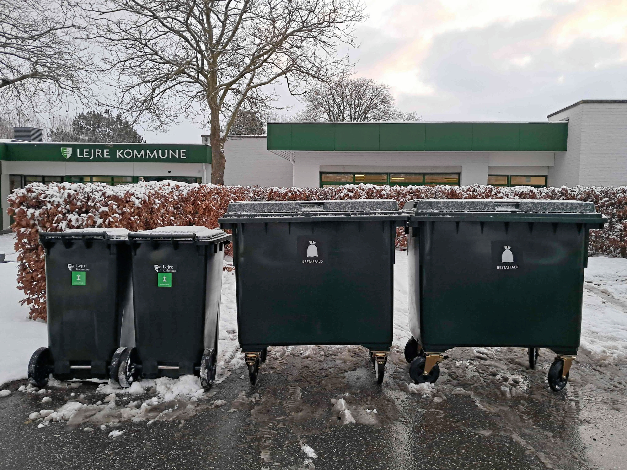 Lejre Kommune har opsat midlertidige affaldsbeholdere ved blandt andet Allerslev Rådhus.