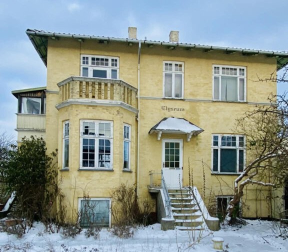 Sagen om Elyseum på Vedbæk Stationsvej 12 bør ikke kædes sammen med det politiske ønske om at registrere og bevare flere bevaringsværdige bygninger, mener Nicola Emily Larsen (K). Christoffer Emil Jexen fra Enhedslisten ser anderledes på den sag.