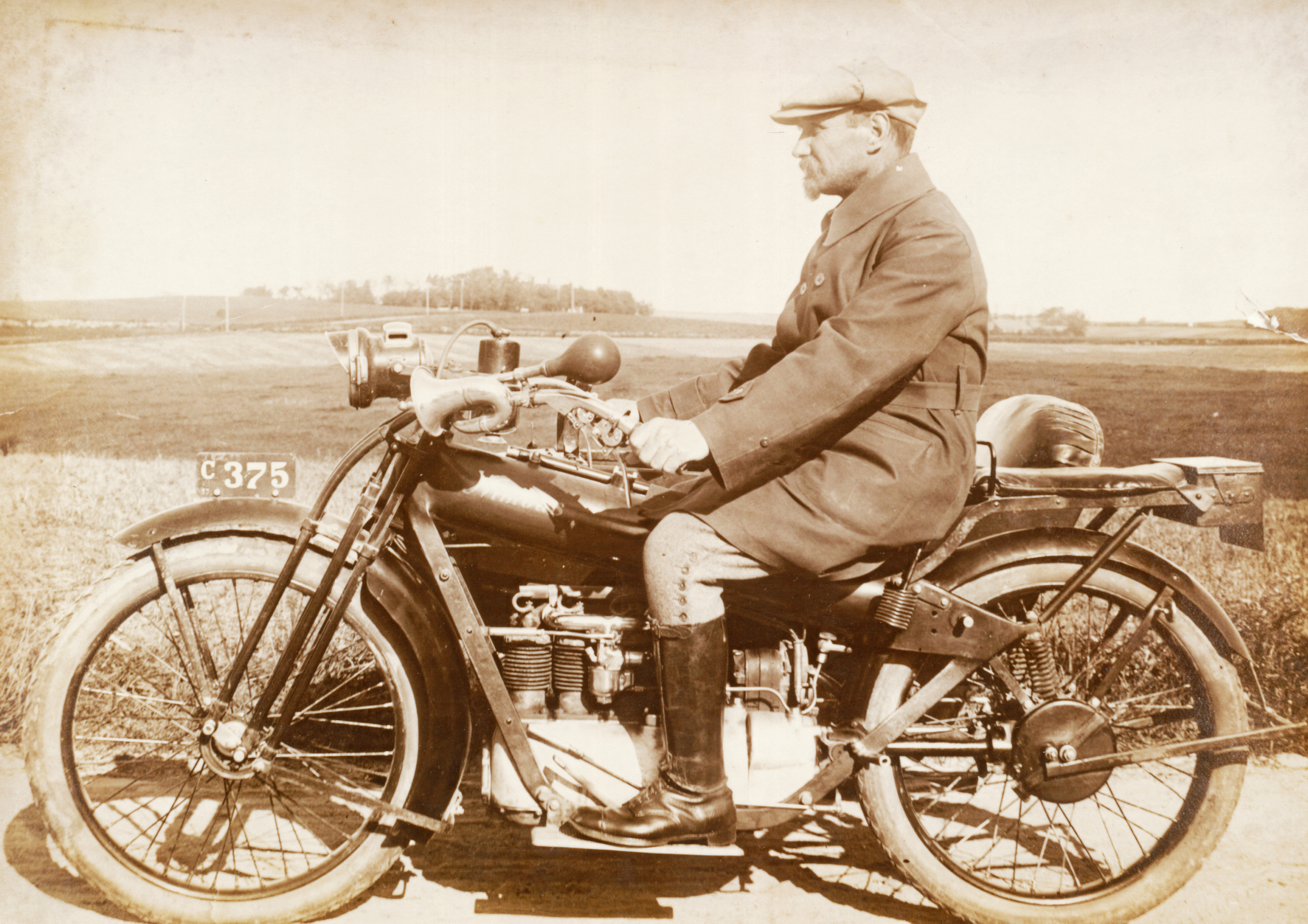 Den navnkundige Odsherred-fotograf Søren Bay med sin karakteristiske Nimbus B-motorcykel med sidevogn.