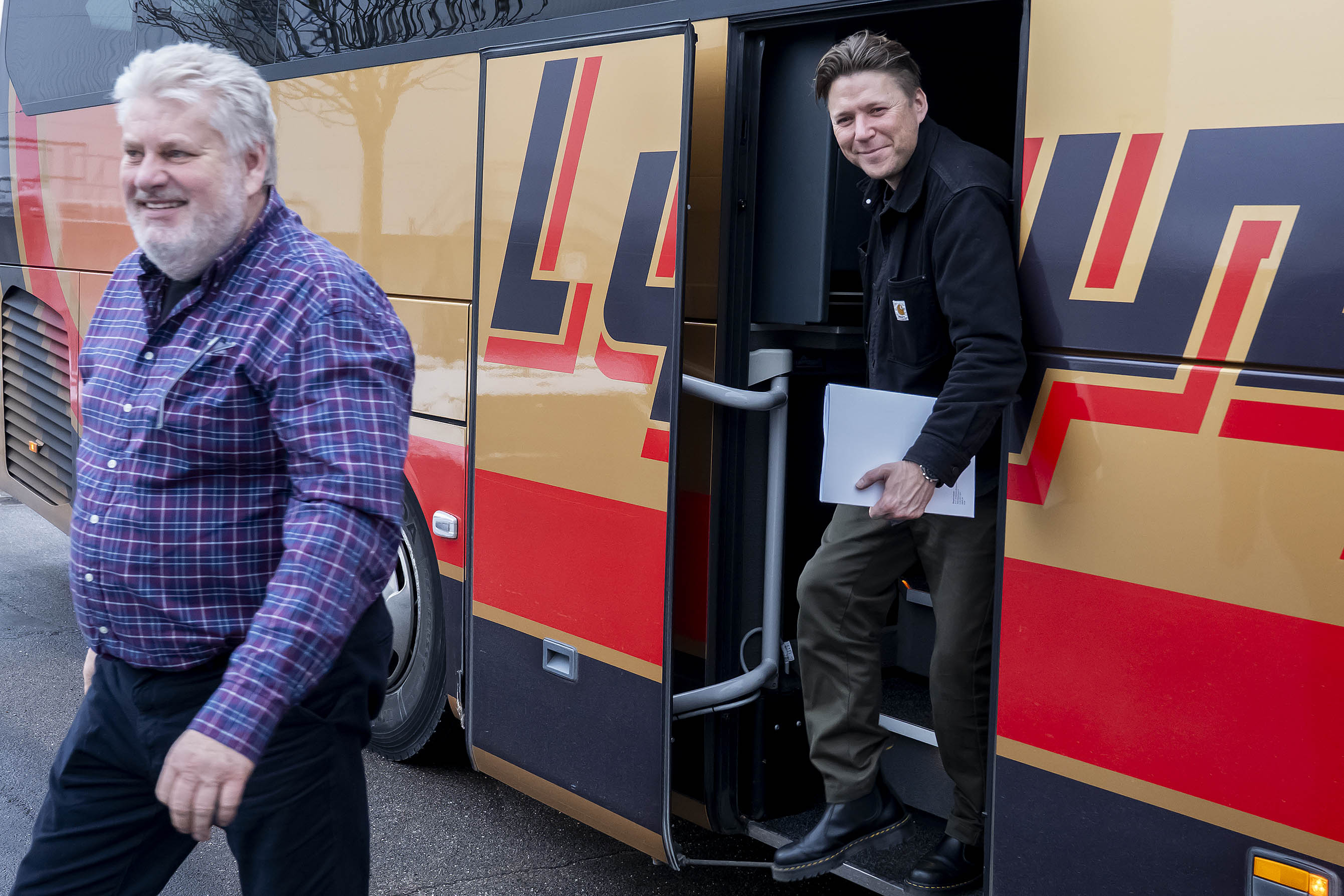 Rasmus Horn Langhoff (S) stiger ud af bussen i Kalundborg. Foran ham går Jens-Ole Larsen, formand for Foreningen til Fremme af Den Sjællandske Tværmotorvej.