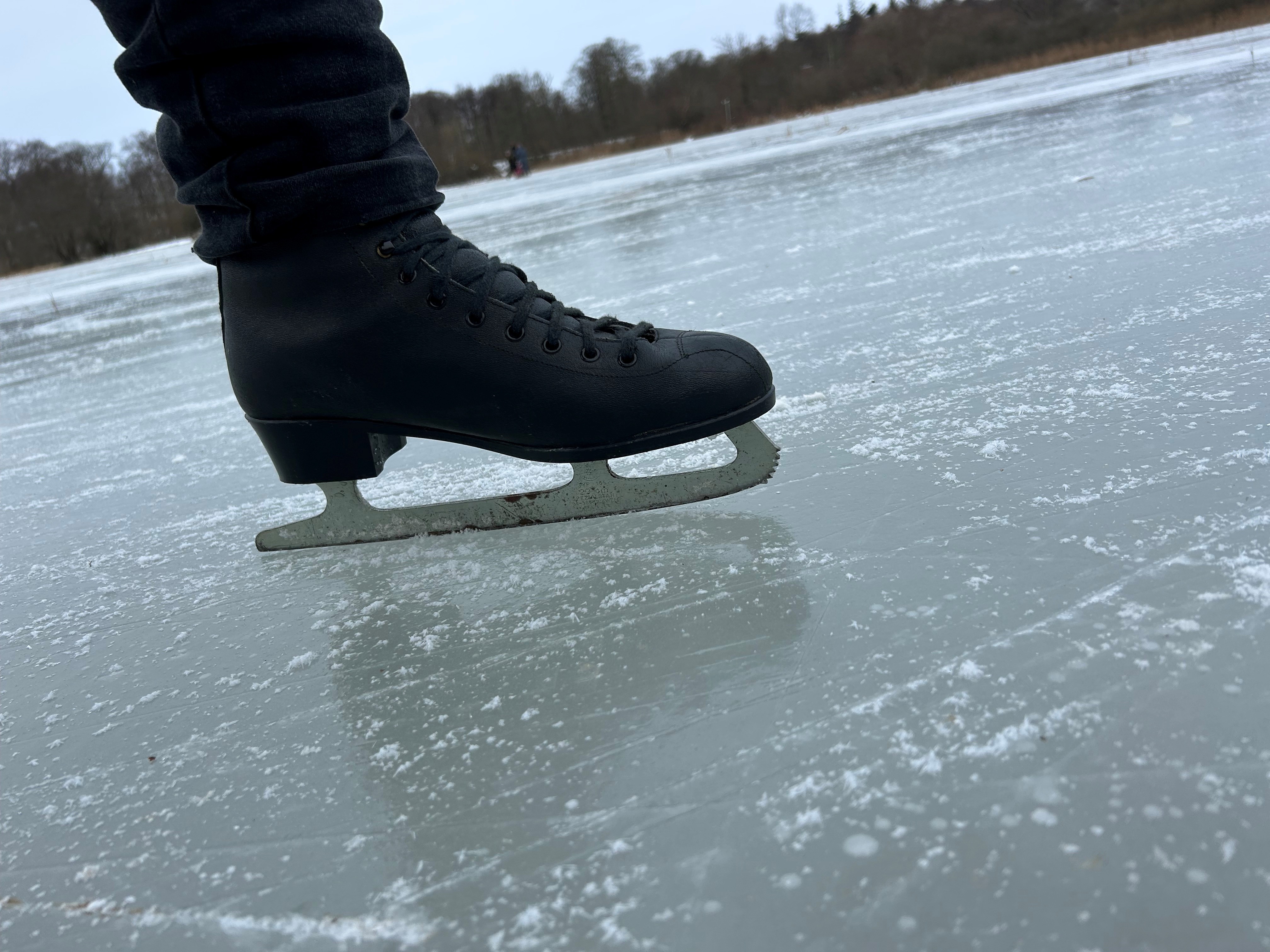 Isen bliver målt fire steder i kommunen - og tre af stederne er isen nu tyk nok.