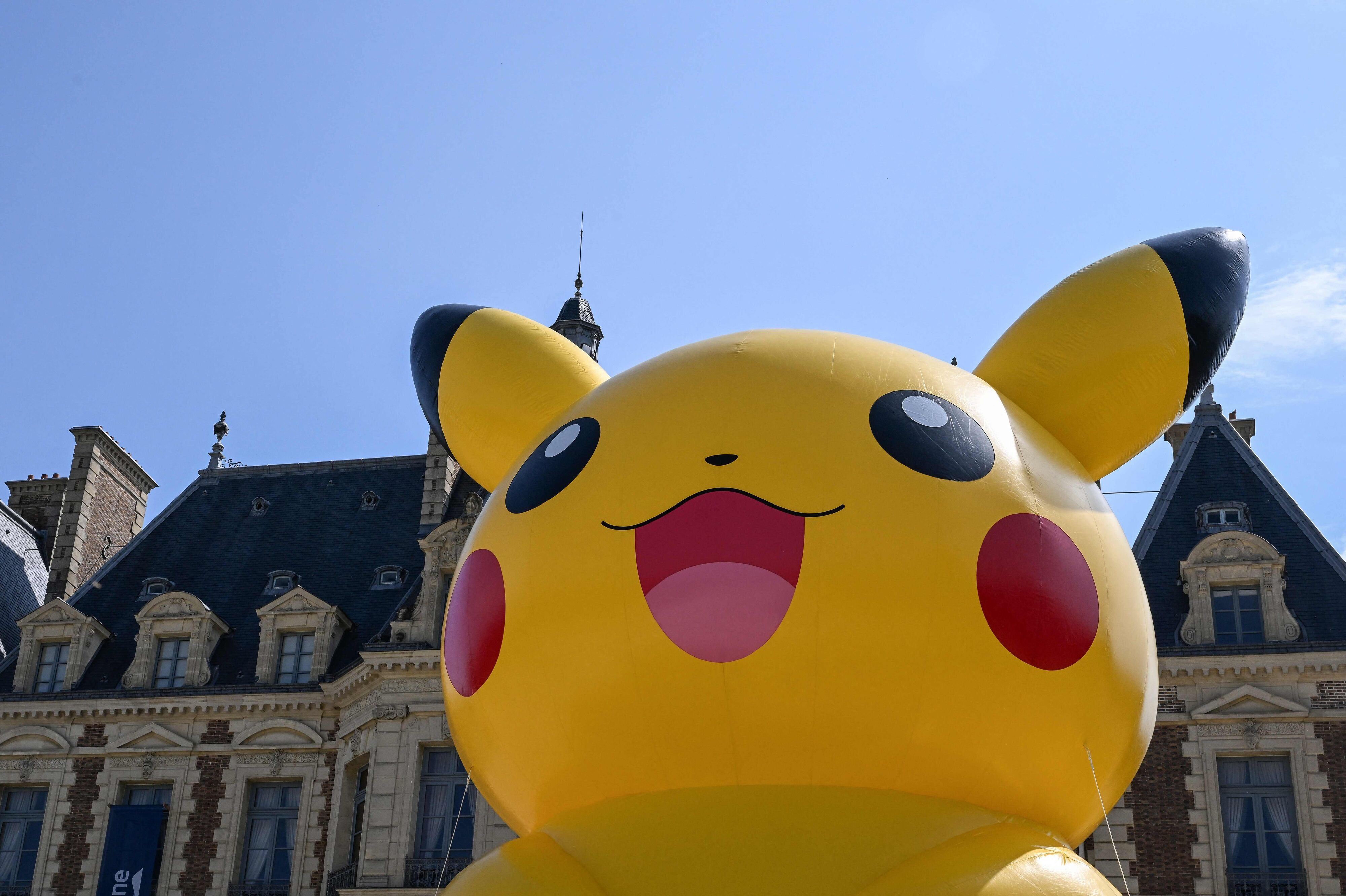 Inden længe kan man bygge Pokémon-figuren Pikachu ud af Lego-klodser. På billedet kan figuren ses i Paris i juni 2025. (Arkivfoto).