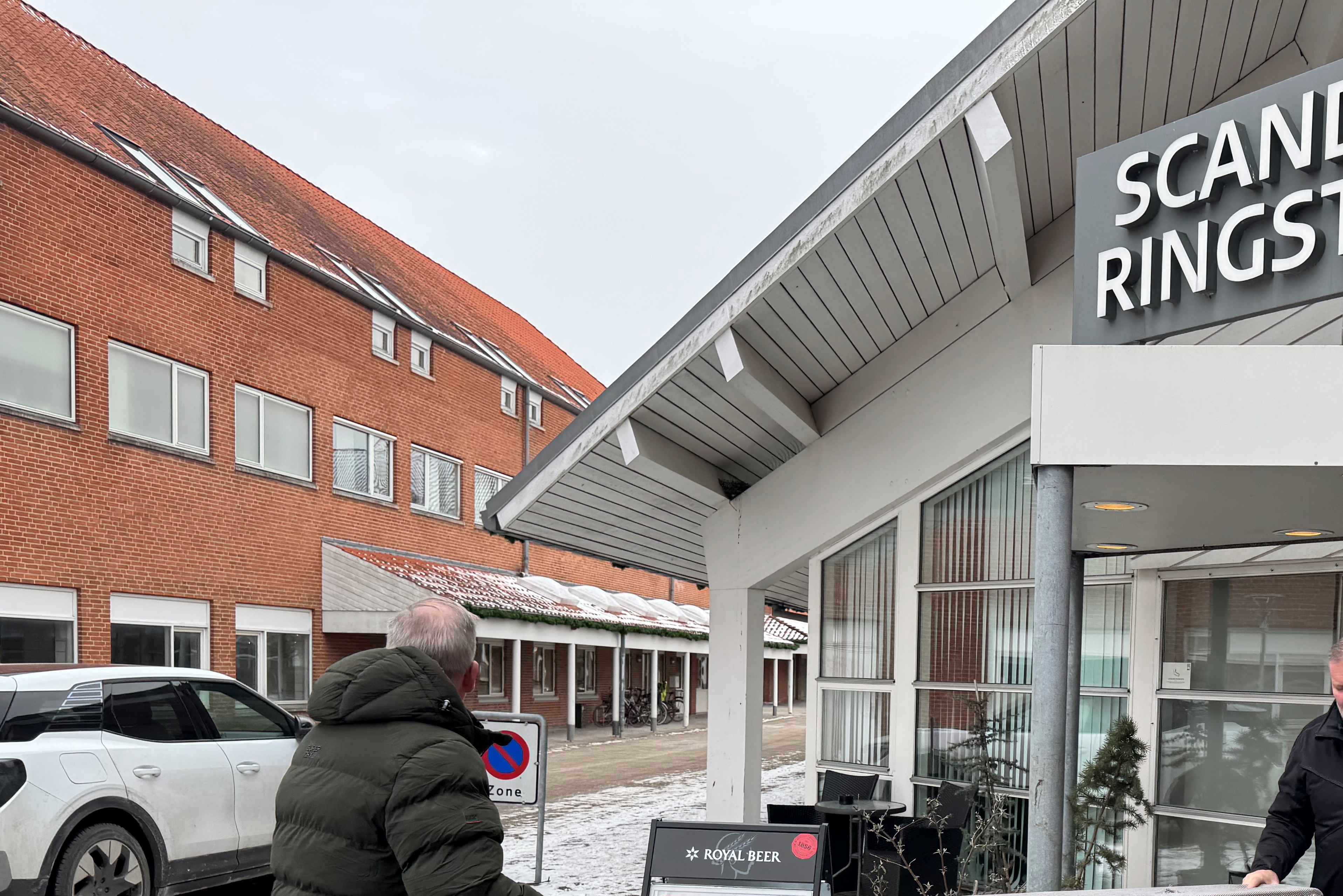 René og hans bror bærer en af de gratis senge ud fra Scandic Hotel i Ringsted. - Povl Arne Petersen René og hans bror bærer en af de gratis senge ud fra Scandic Hotel i Ringsted.