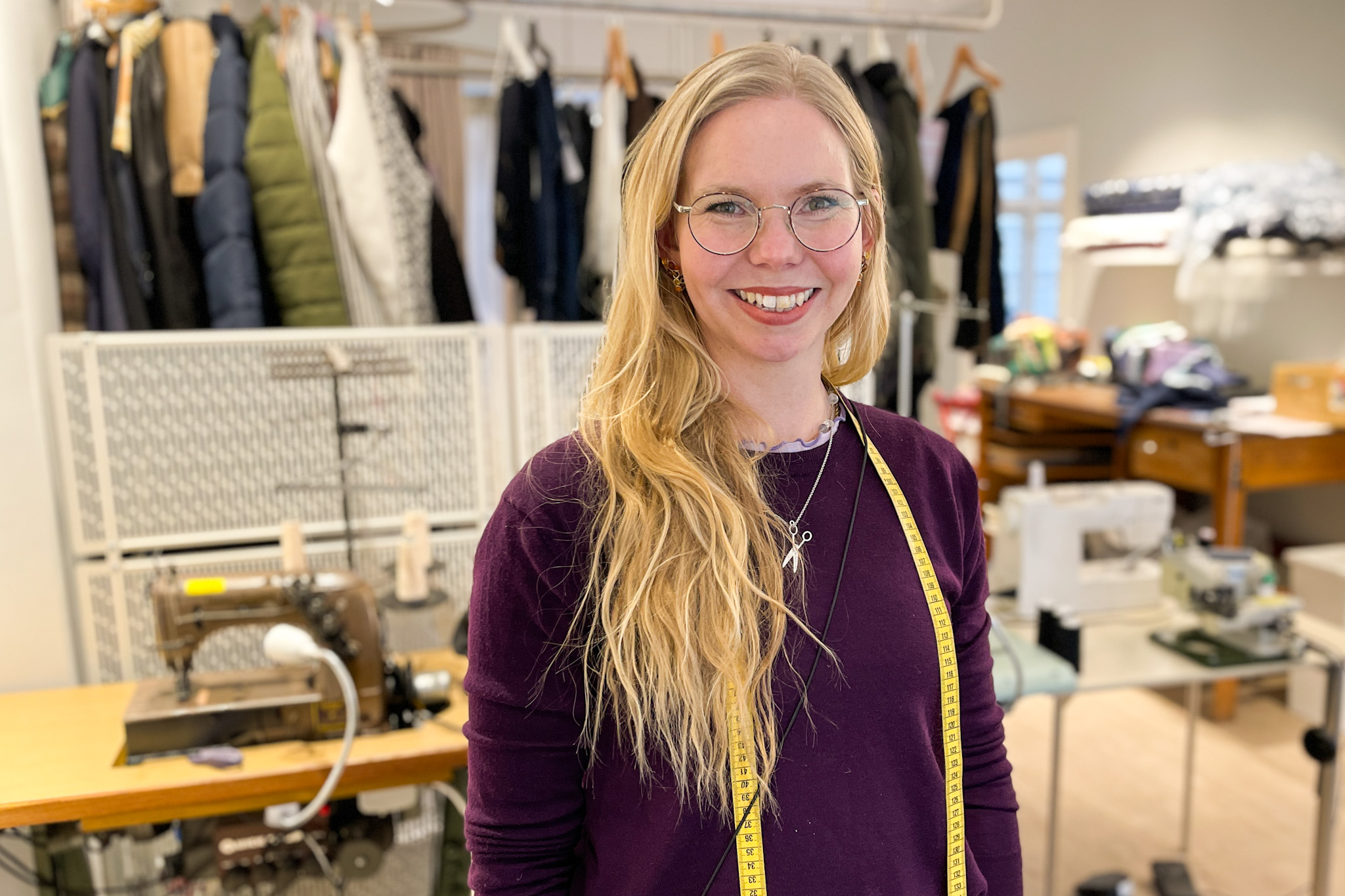 Bestillingerne strømmer ind hos Holbæk Skrædderi, og derfor har Lisbeth Christensen nu taget en beslutning.