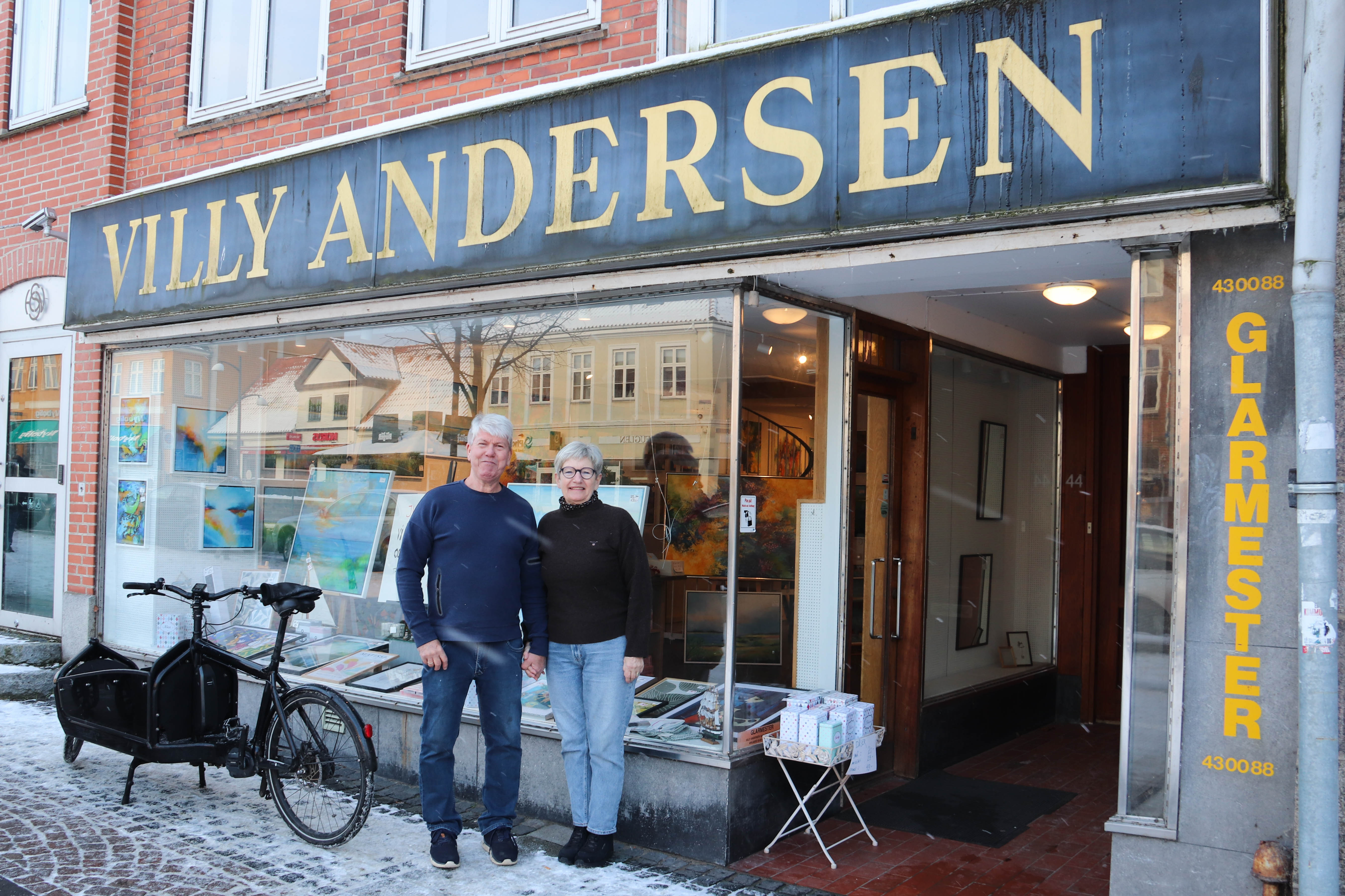 Glarmester Steen Kjærulff og hans kone Eva Kjærulff går på pension, og Glarmester Villy Andersen lukker efter 125 år i Ahlgade i Holbæk.