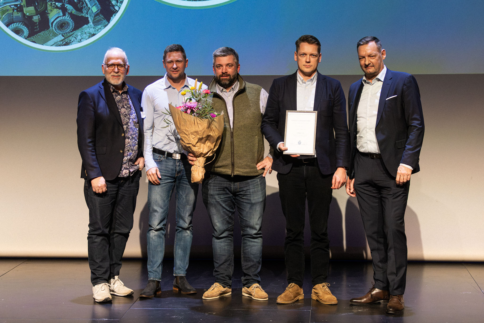 Fra uddelingen af bæredygtighedsprisen: Knud Mogensen, formand for Klima- og Bæredygtighedsudvalget, sammen med repræsentanter fra Zøllner: Produktionsdirektør Henrik Ernebjerg Ravn, koncerndirektør Karl Johan Zøllner og adm. direktør Anders-Brandt Hansen samt repræsentanten for dommerkomiteen, Søren Woergaard, Jyske Bank.