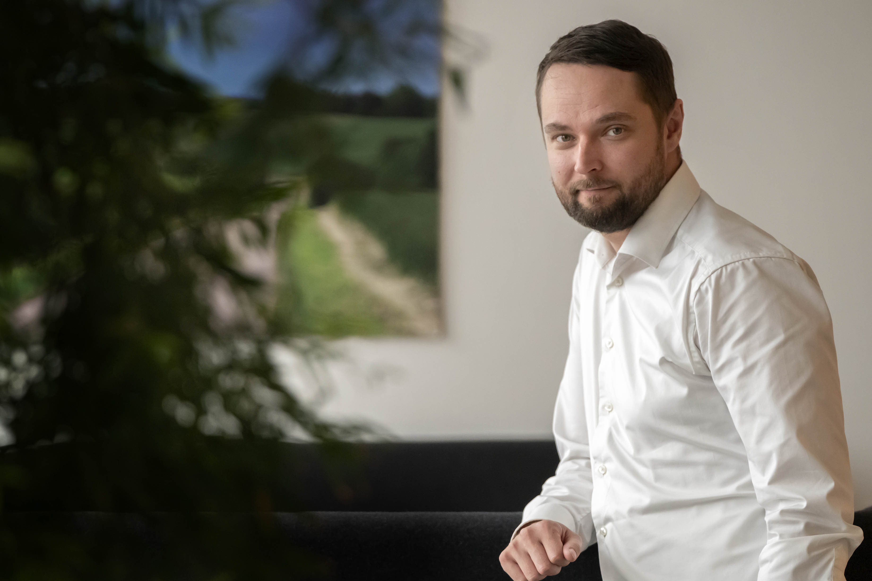 - Jeg har hængt konstitueringsaftalen op på mit kontor, så jeg får den lige i fjæset som en evig påmindelse om, at jeg er blevet valgt, fordi jeg har sagt nogle ting, jeg gerne skal leve op til, lyder det fra Mikkel Dam.