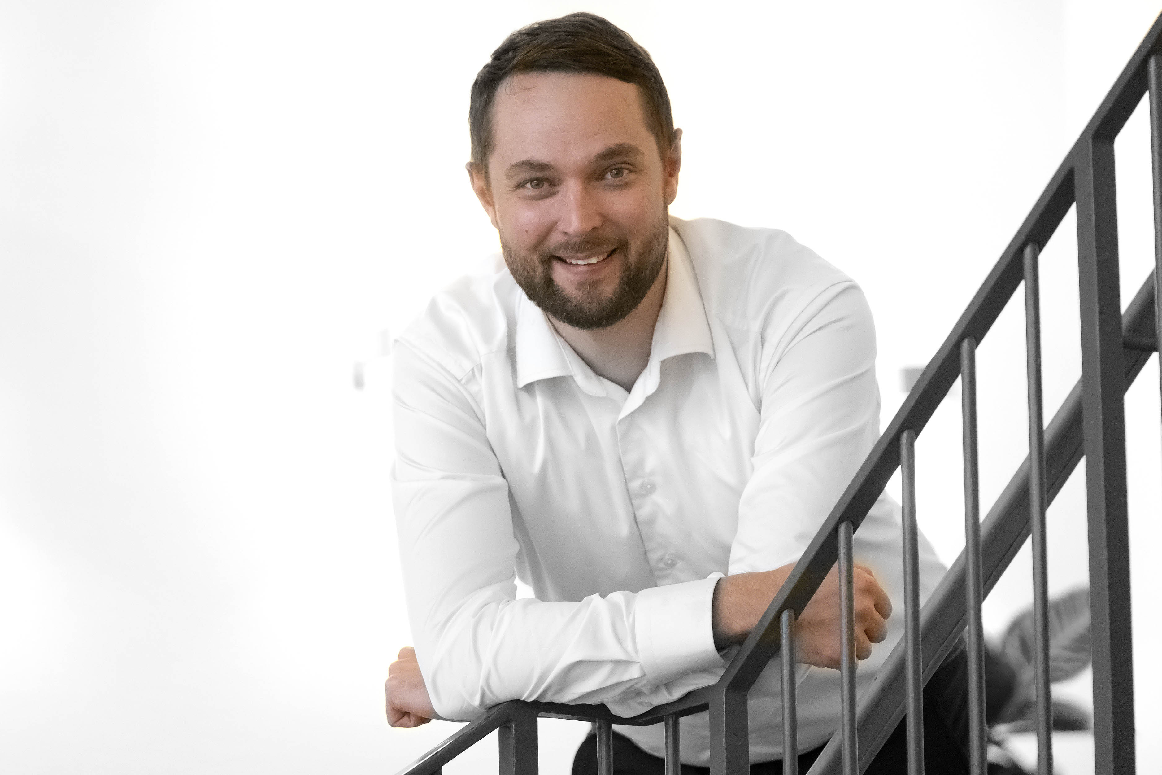 Mikkel Dam er 33 år og uddannet skolelærer, men har arbejdet som senior business developer med fokus på skoler og dagtilbud i en IT-virksomhed. Den stilling har han valgt at opsige i stedet for blot at gå på orlov: - Det var ellers planen, men jeg nåede frem til, at jeg har det bedst med, at jeg lukker en dør, når en ny åbner sig, siger han.