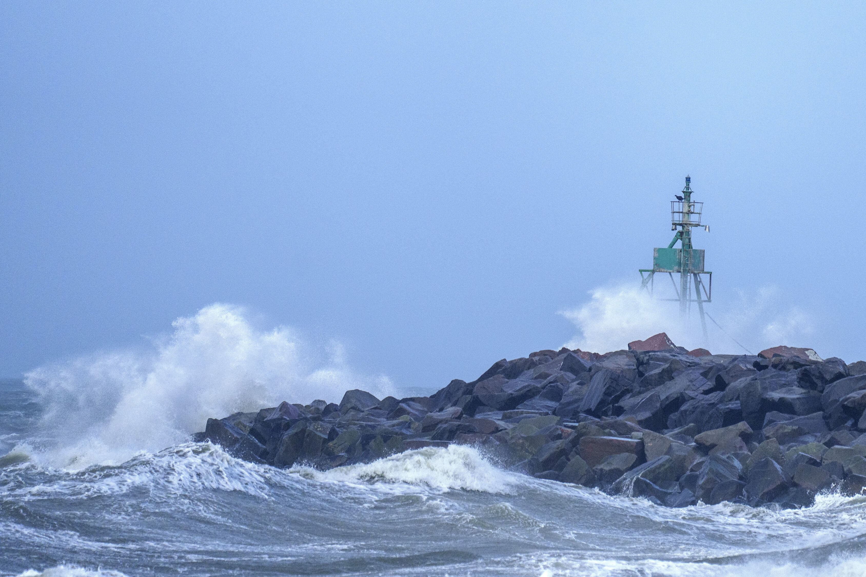 Stormen Otto blæste i land i Hirtshals i Nordjylland, fredag den 17. februar 2023. Medarbejdere i Kystredningstjenesten skal have mulighed for at bruge grønne blink, når de kaldes ud til redningsstationer for at redde mennesker i havsnød. (Arkivfoto).