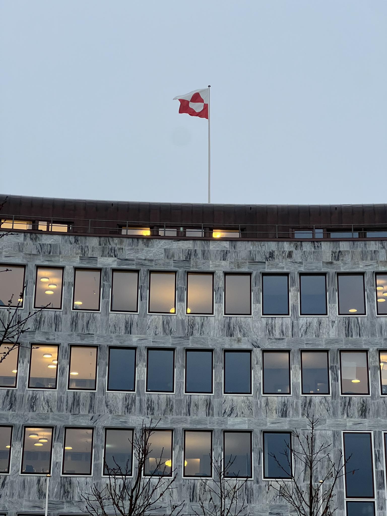 Det grønlandske flag er hejst over Lyngby Rådhus.