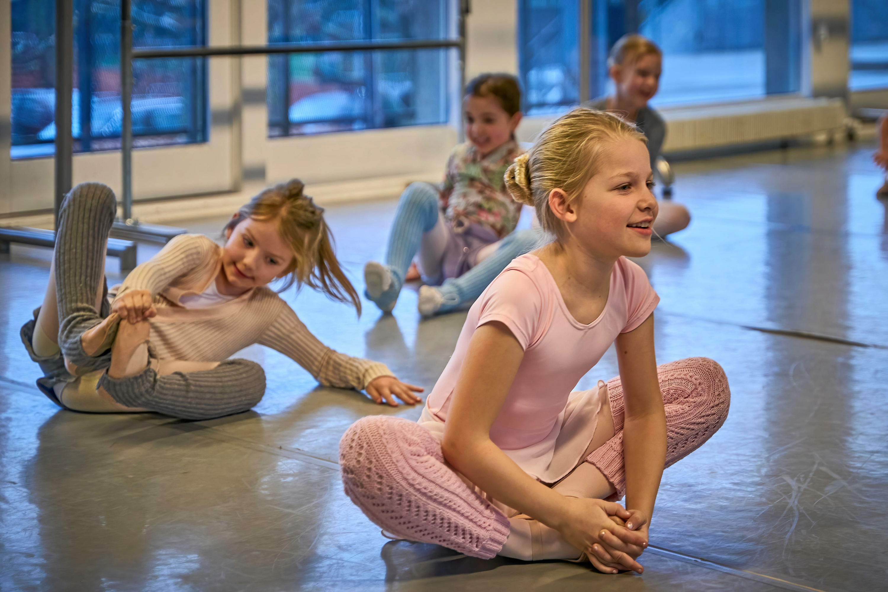 Instruktørerne tilbyder gratis balletklasser til både tre til seksårige, syv til 10-årige, 11 til 14-årige samt unge og voksne.