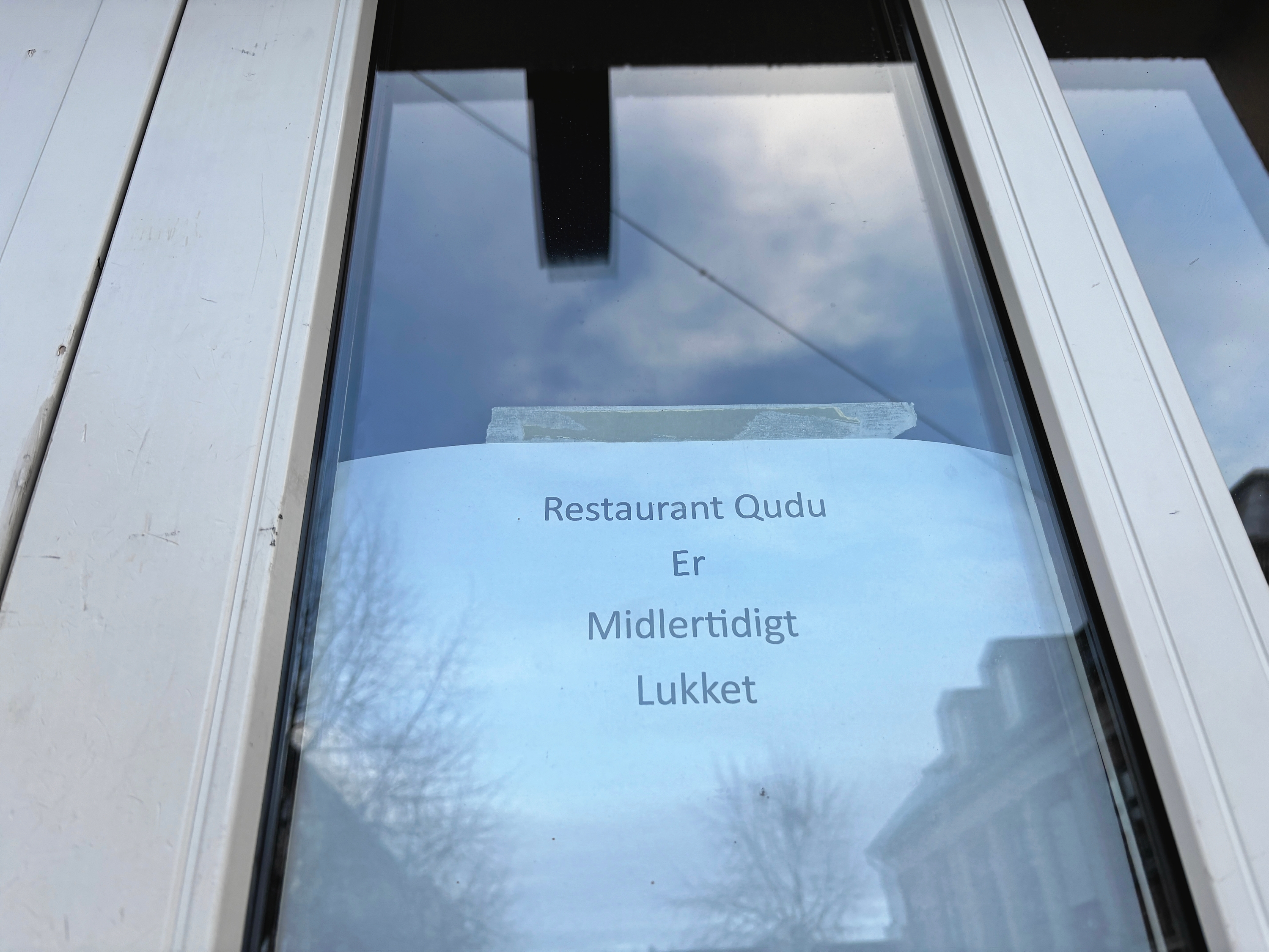Skiltet, man mødes af ved indgangen til Qudu. - Louis Emil Andersen Skiltet, man mødes af ved indgangen til Qudu.