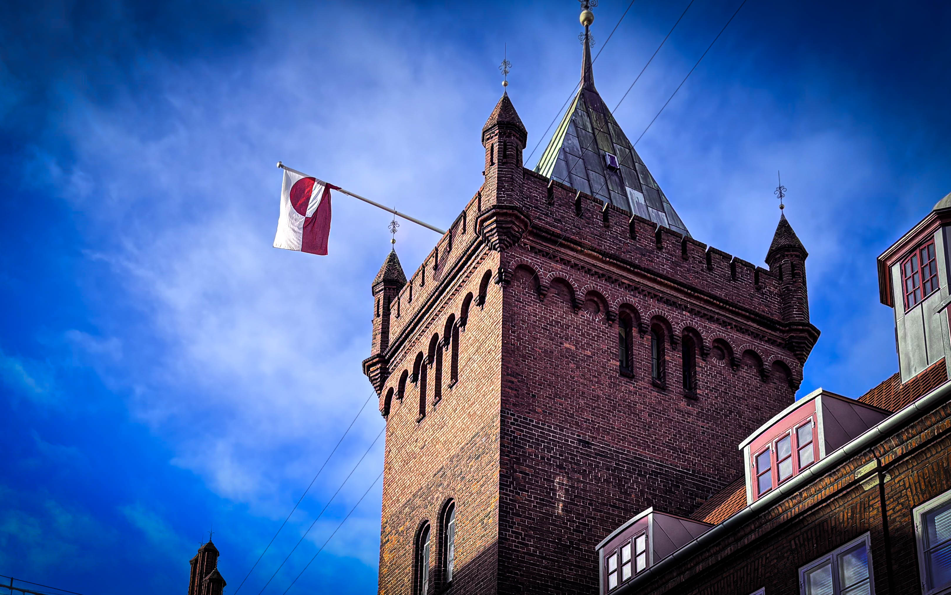 Allerede onsdag formiddag vajede det grønlandske flag fra rådhuset i Stengade.