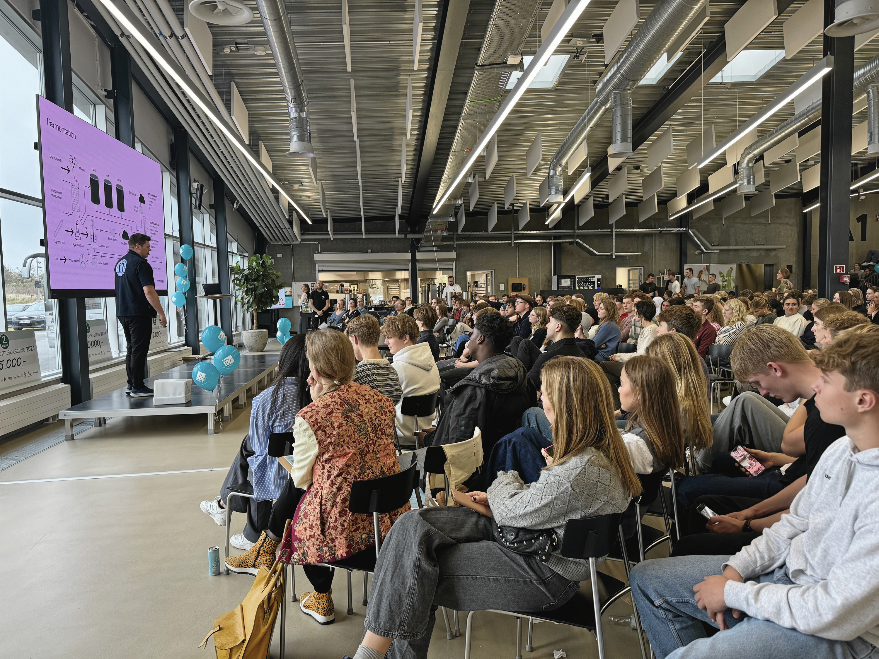 216 elever fra gymnasier over hele landet er med, når der igen i år og for ottende gang holdes biotekmesterskaber i Kalundborg. Her fra sidste års mesterskaber.