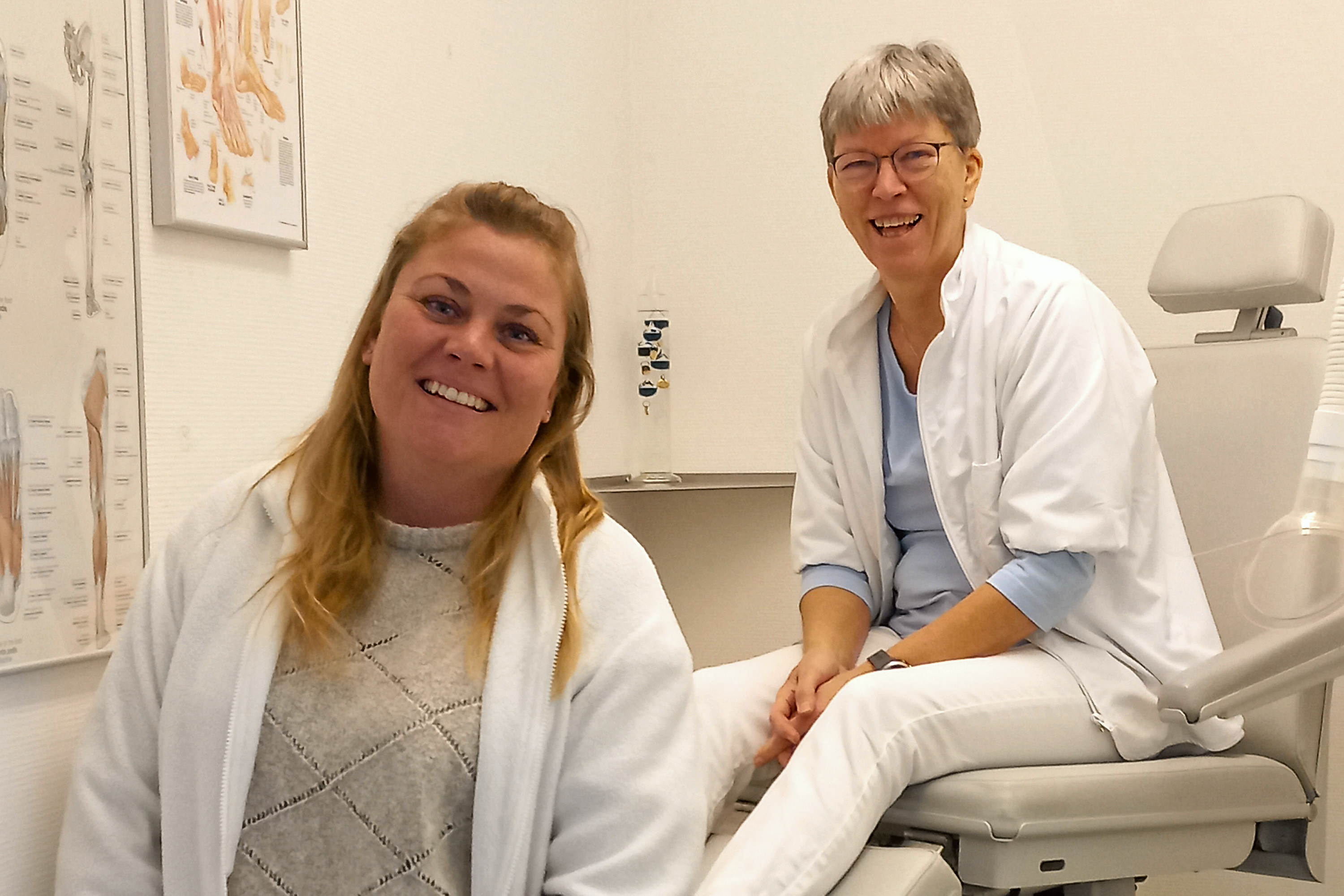 Jette Nissen-Schmidt og Janne Olsen foran Klinik for Fodterapi, der nu skifter ejer efter toogtyve år.