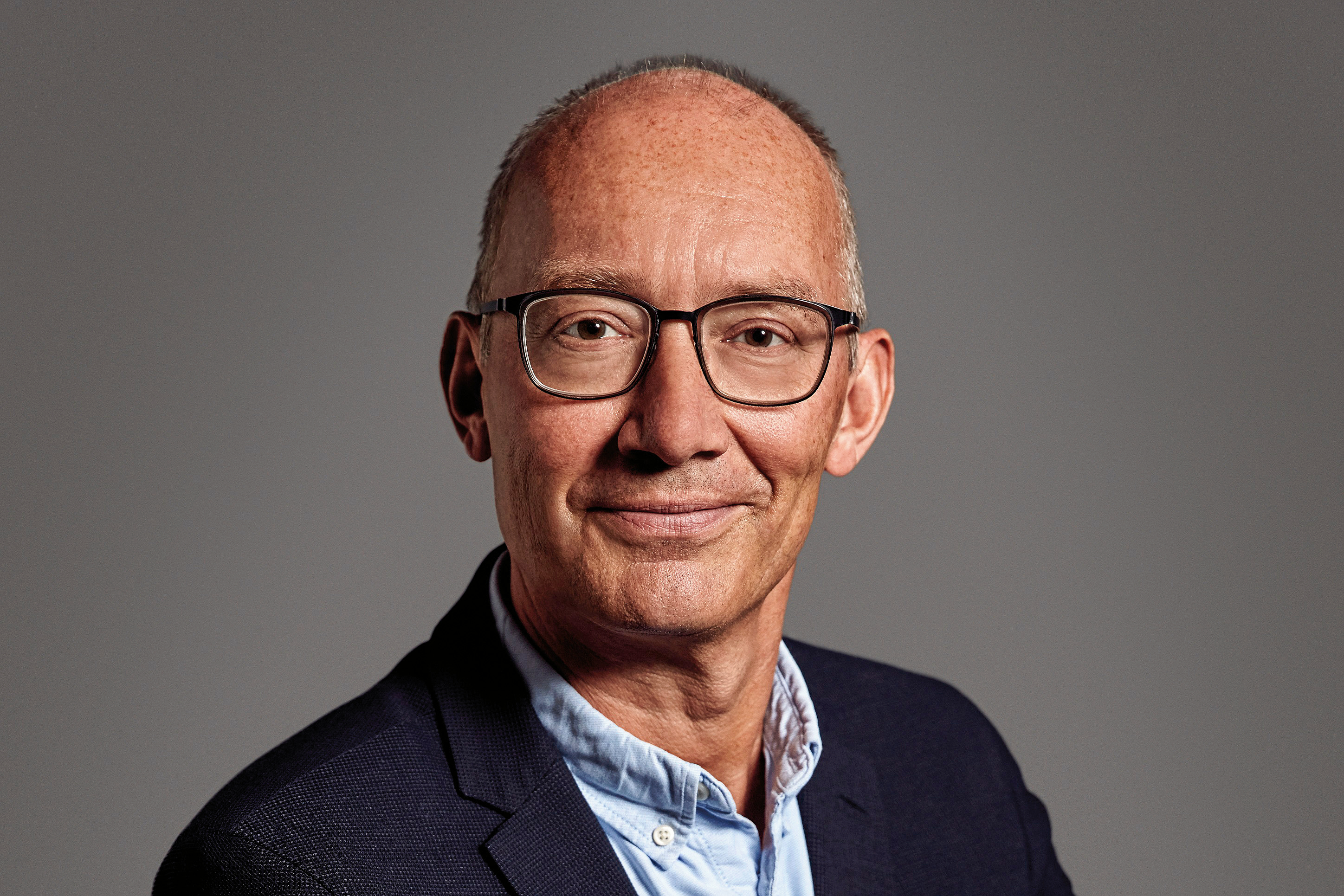 Niels Krause-Kjær, der er aktuel med romanen ”Ude for uden”, kommer til Stenløse Kulturhus for at holde foredrag.