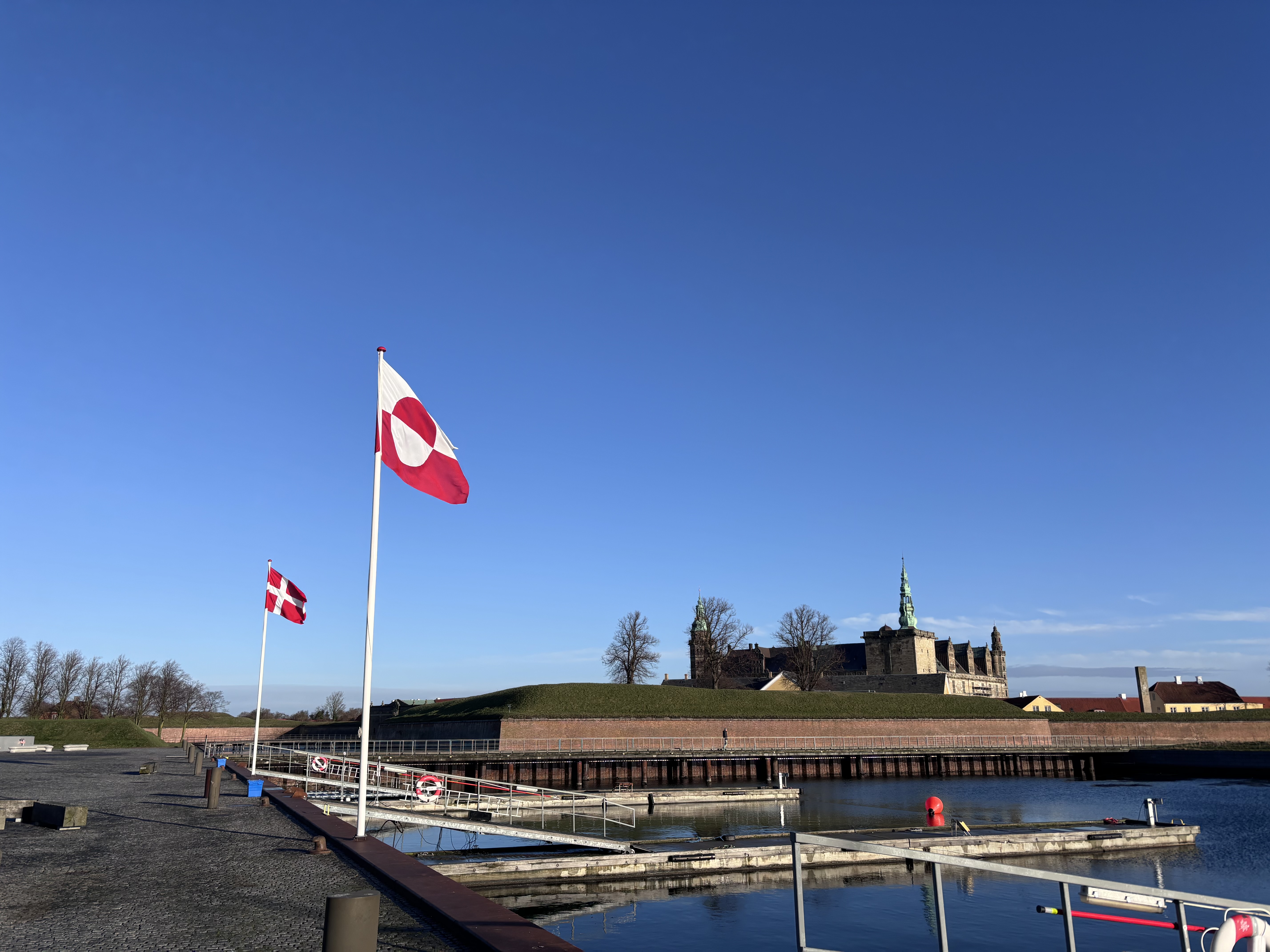 Det grønlandske flag med Kronborg i baggrunden.
