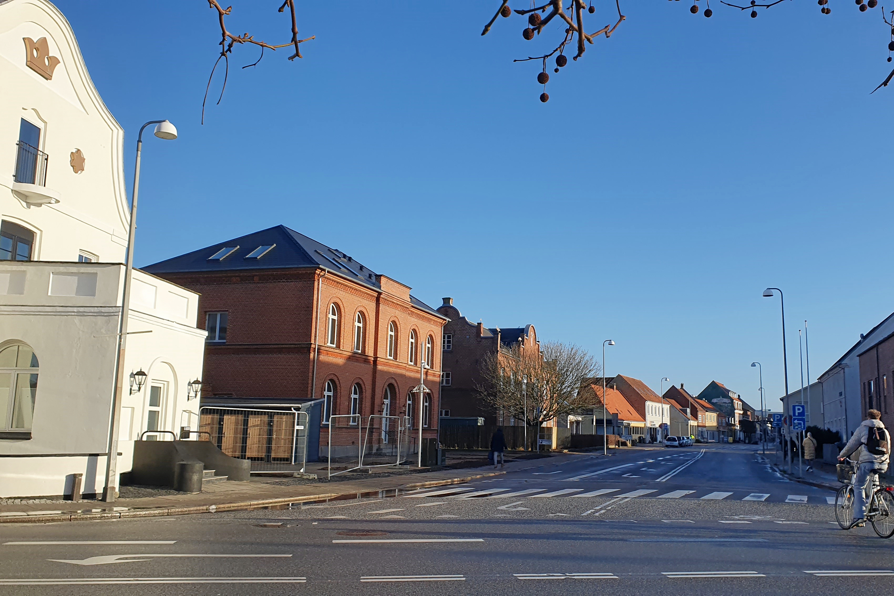 I årevis er der blevet arbejdet på at forskønne den vestlige indgang til Algade, men et forslag om ensretning har delt vandene.
