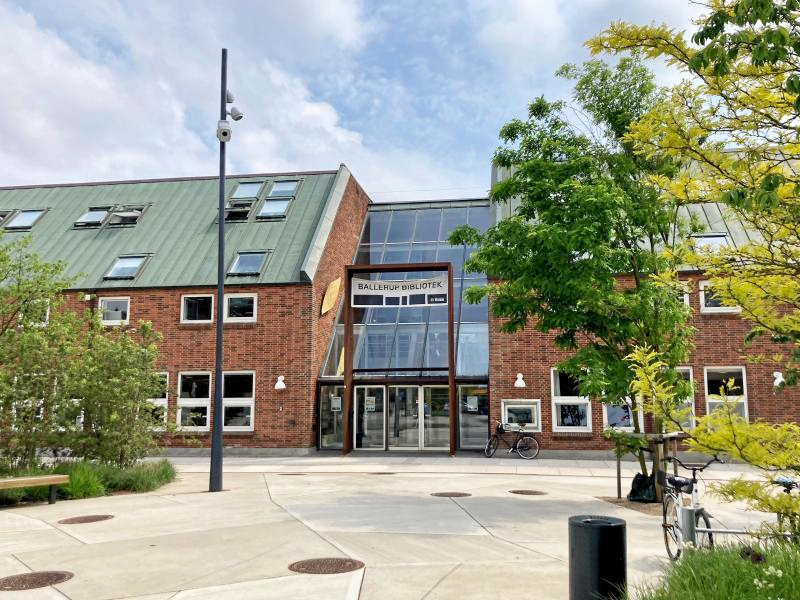 Den velkendte facade på Ballerup Bibliotek skulle åbnes mere op imod gågaden og Banegårdspladsen. Nu er planerne stillet i bero.