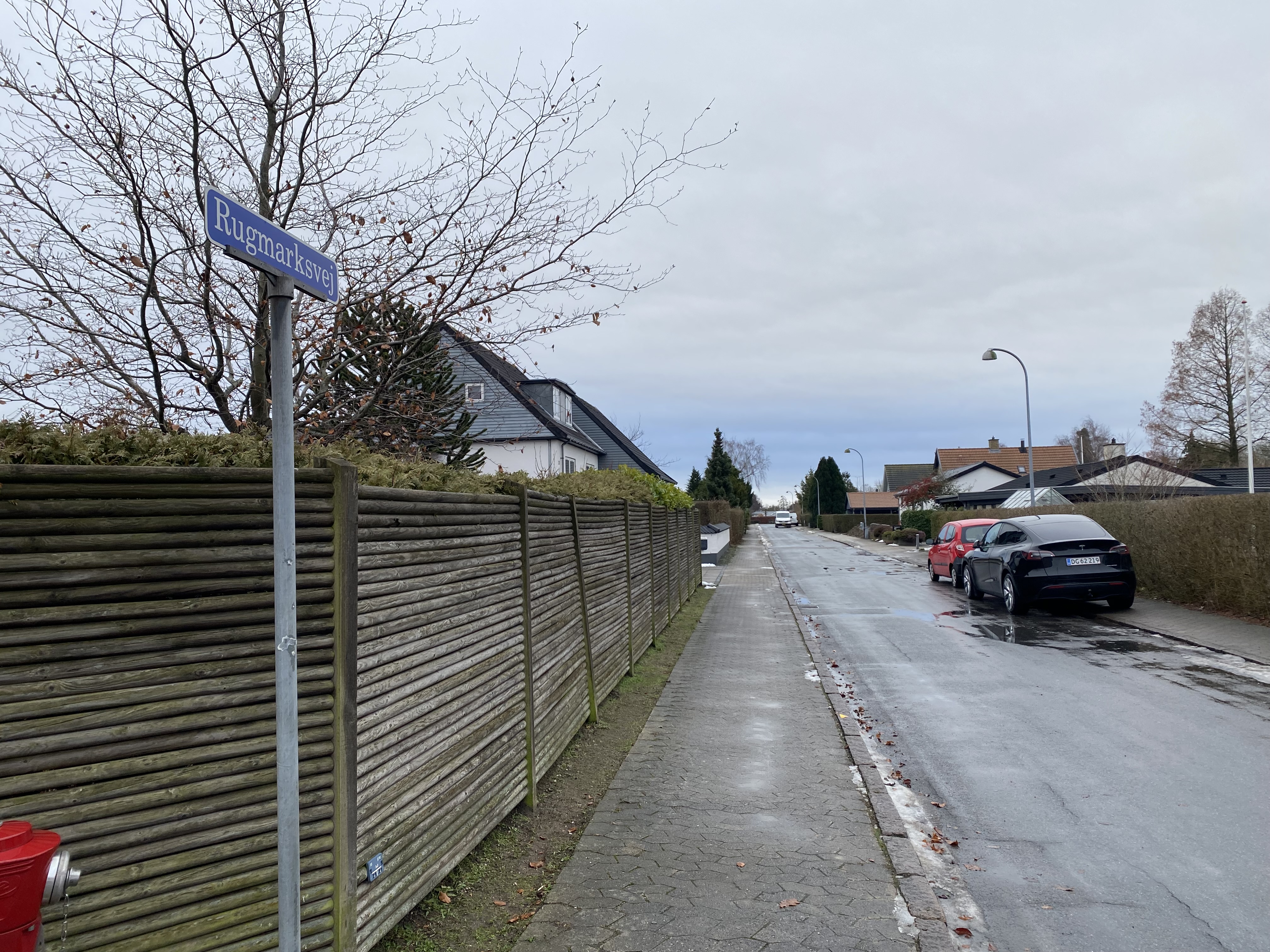 En kvinde blev overfaldet bagfra af manden på en øde villavej tidligt om morgenen. Det var blot første af tre episoder i samme område med samme mand.