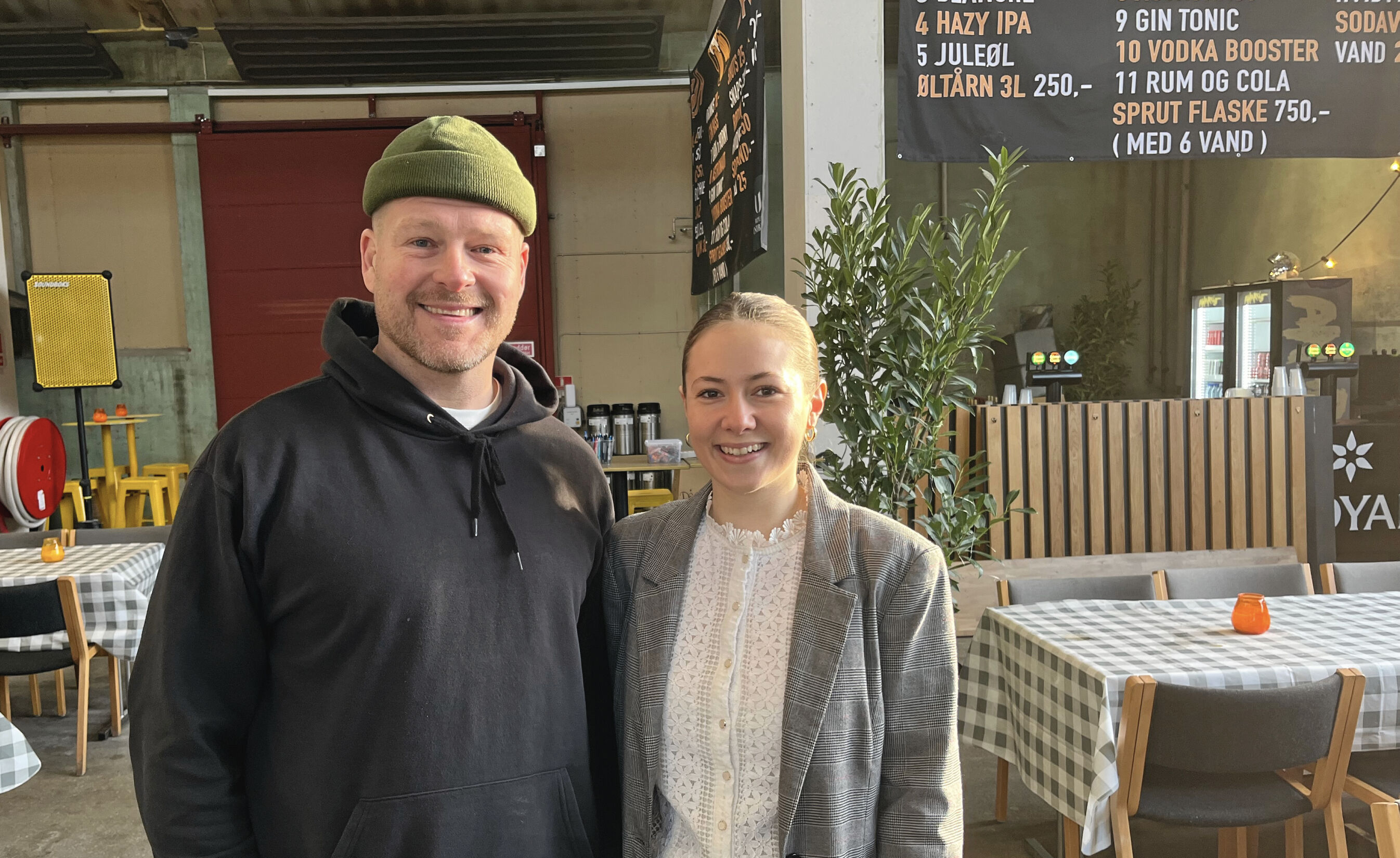 Forud for åbningen af Terminalens nye beværtning og kulturhus Tjek-In, var der lutter optimisme at spore hos medejer Paw Engelhardt og driftschef Mégane Mounaix. Dengang var planen, at Terminalen fortsat skulle drive Terminalens Øl & Brød i IrmaByen sideløbende med deres nye sted.