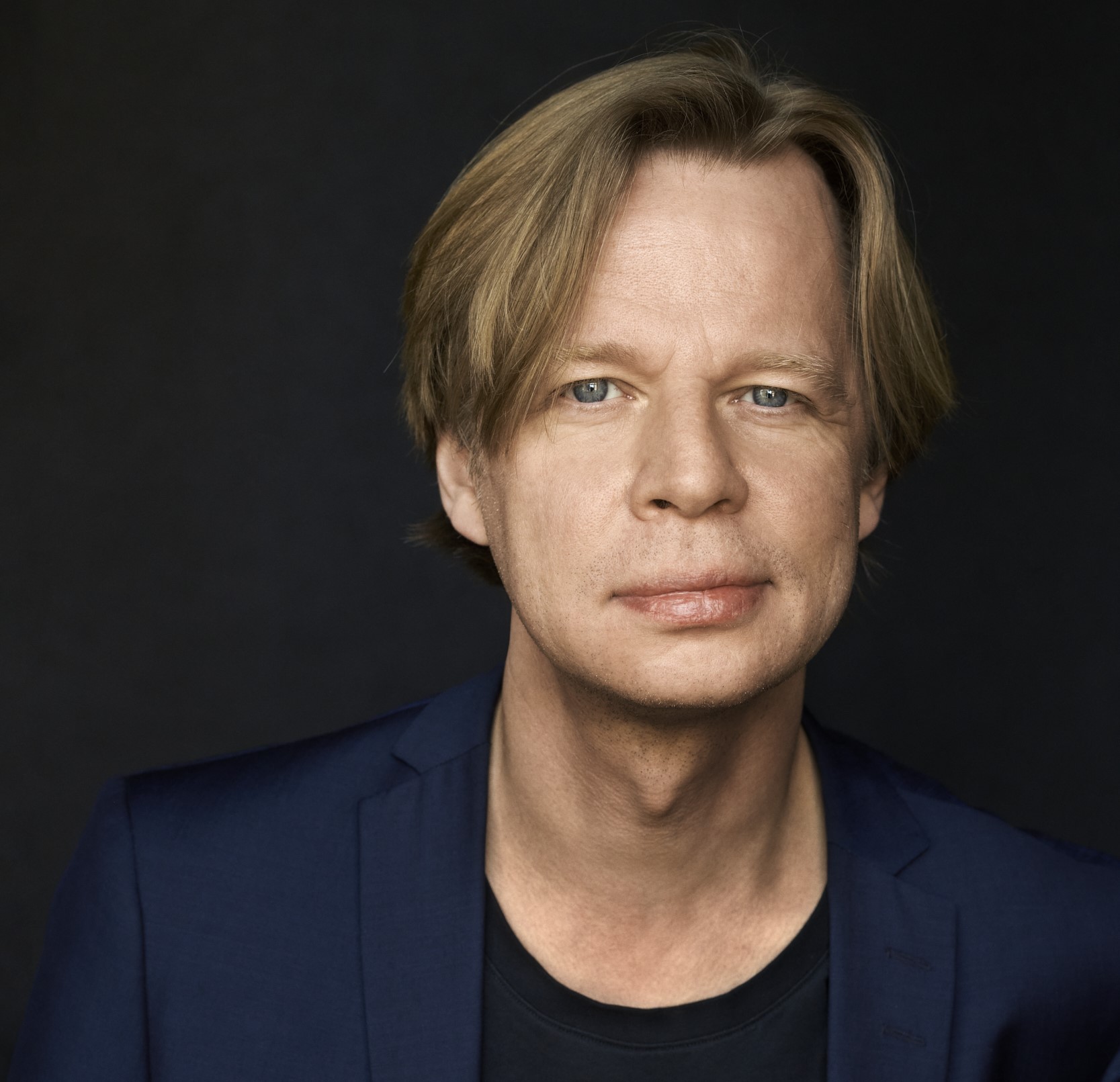 Clement Kjersgaard har taget studentereksamen i Hong Kong og studeret Filosofi, Politik og Økonomi på Oxford.