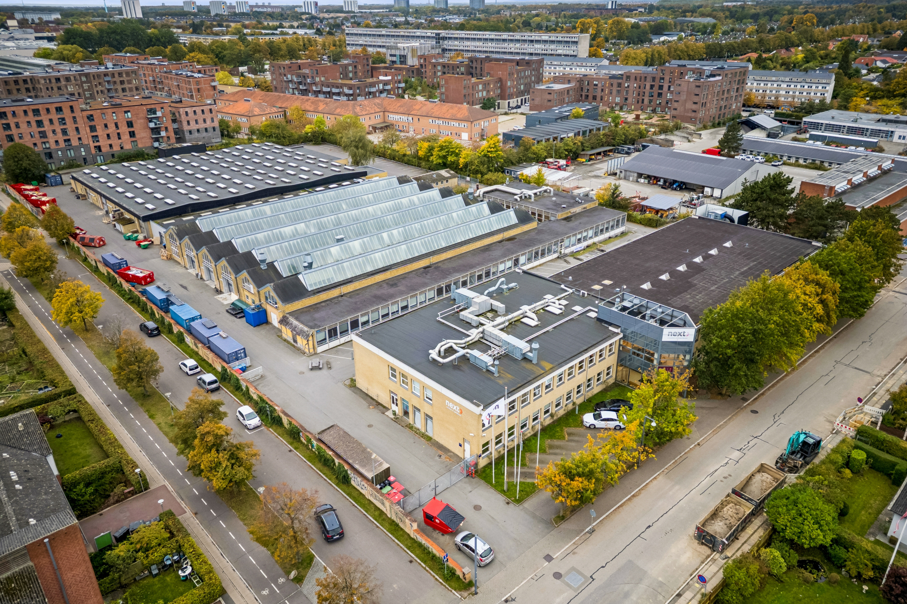 Next har sat bygningen på Tæbyvej 65 til salg.