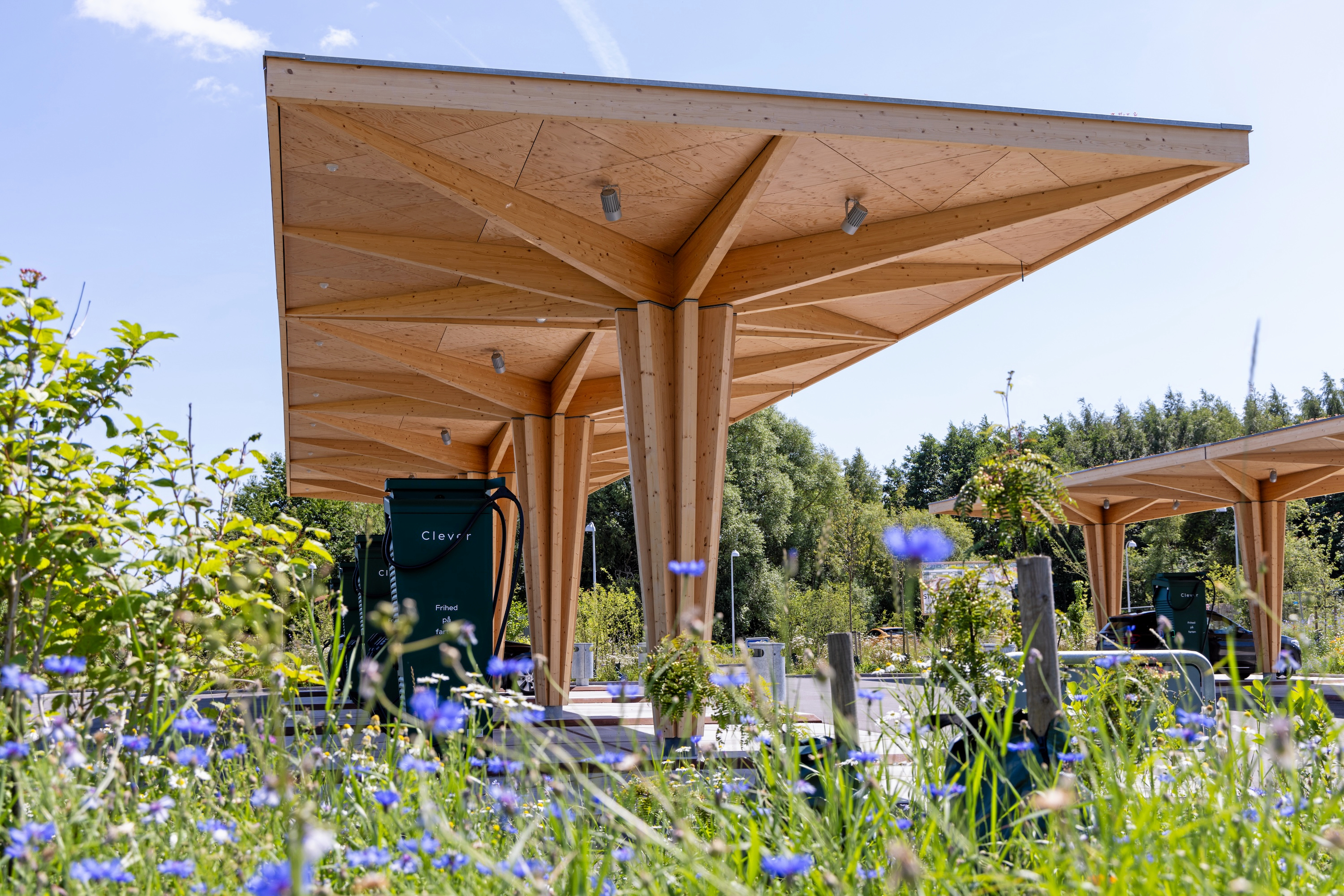 Clever er landet største ladeoperatør inden for elbil-markedet, og så er det ejet af energikoncernen Andel, der har over 400.000 sjællændere som andelshavere.