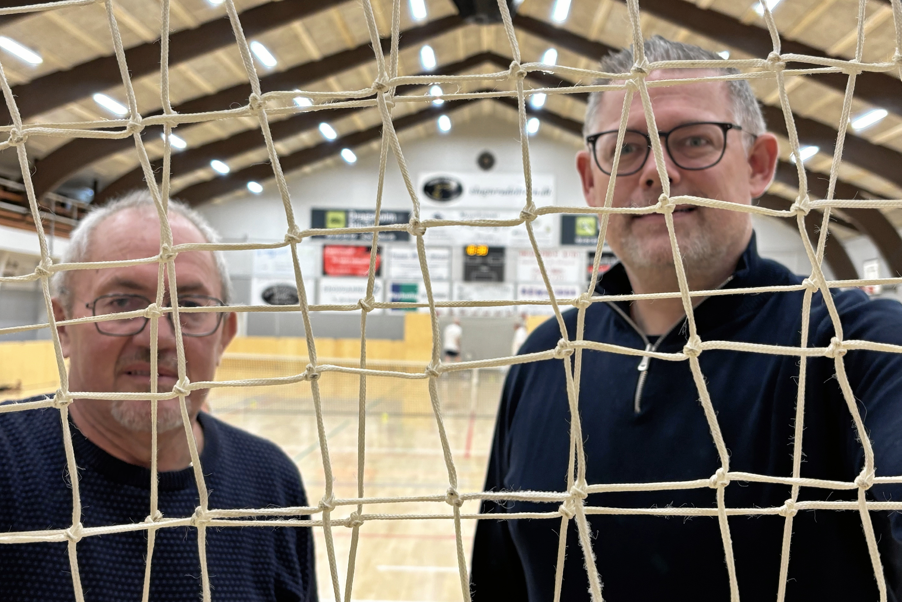Netmasker og håndboldmål viger pladsen for nye initiativer. Halinspektør Henning Christiansen og foreningsformand Martin Andersen er nogle af de ildsjæle, der er i fuld gang med at puste nyt liv i Fårevejlehallen.
