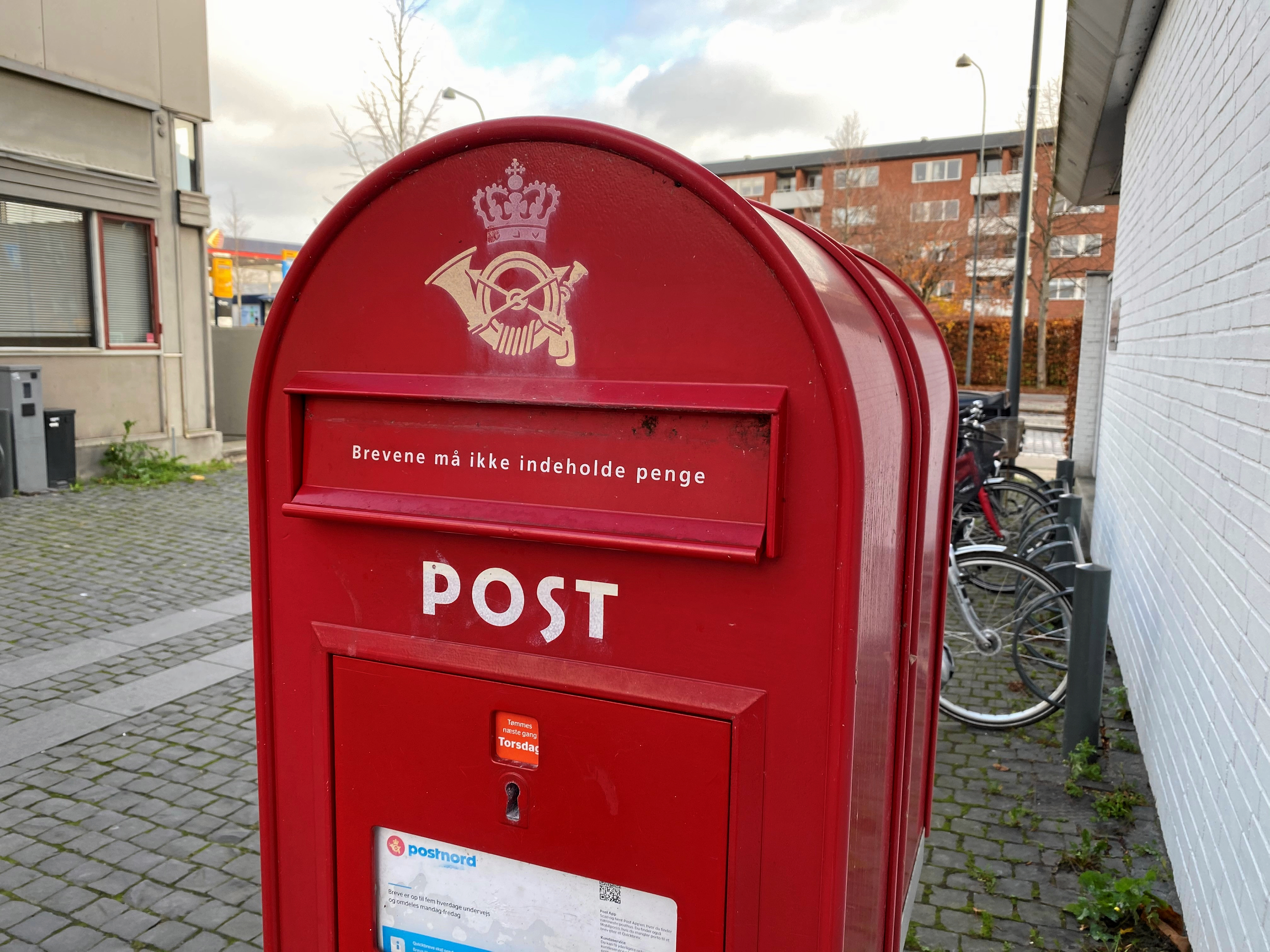 PostNord har doneret alle postkasserne til årets Danmarks Indsamling, og nu kommer Hørsholms sidste røde postkasse under hammeren.