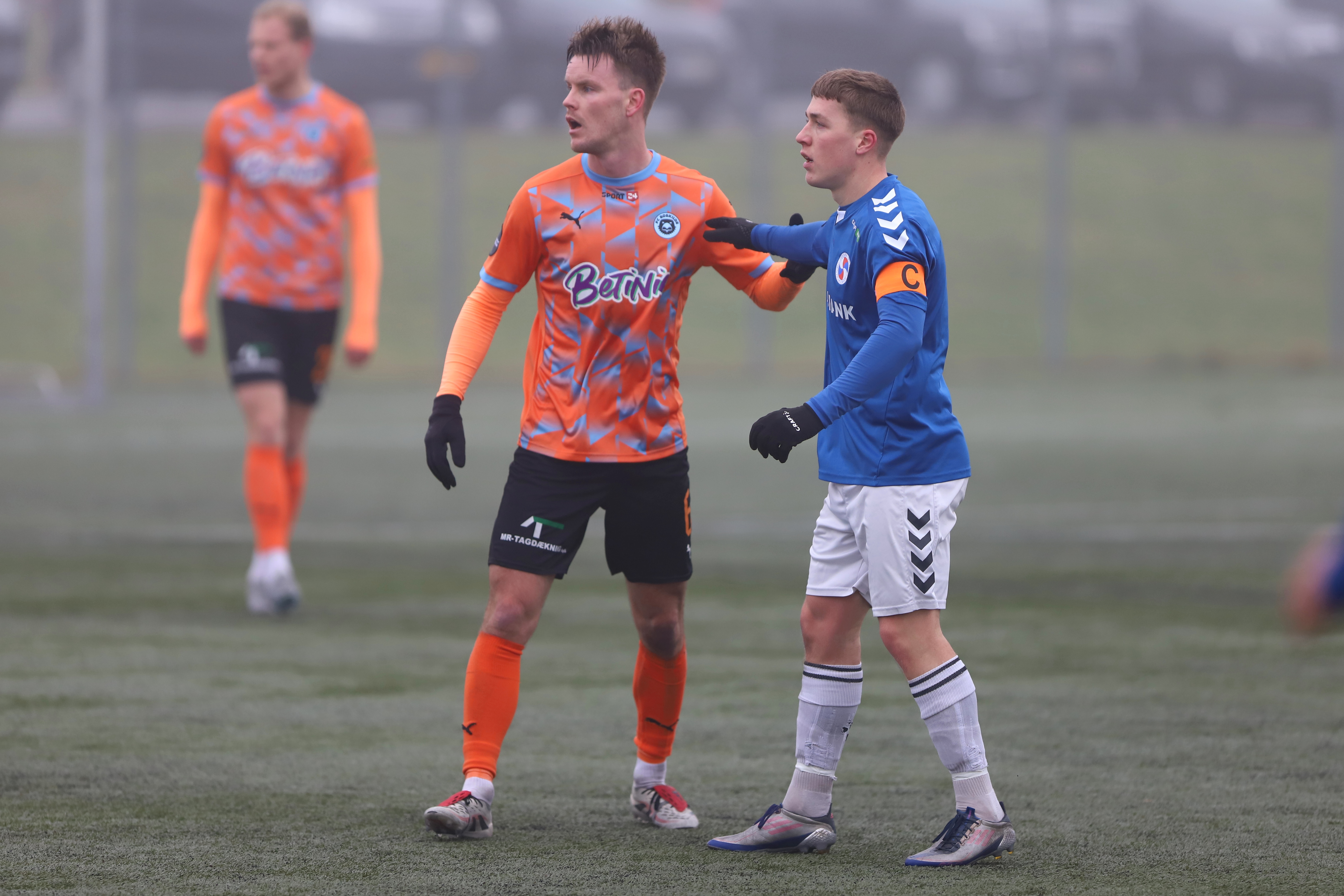 FC Roskildes Harald Holter (tv.) og Holbæks Mark Garly i de to holds træningskamp i weekenden.