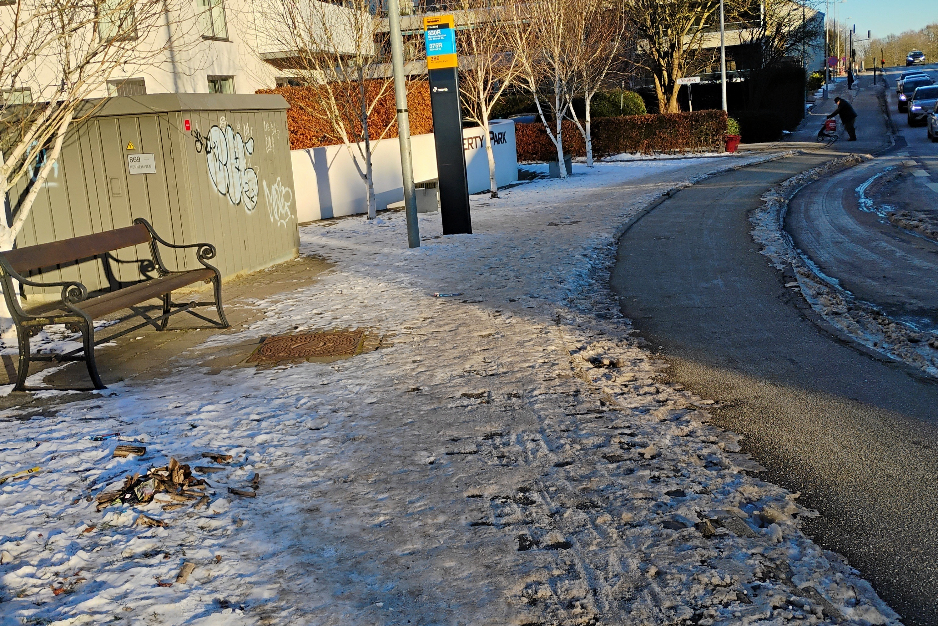 Uhyggeligt glat ved busstoppested og med høj faldrisiko. Hvem har rydningspligten? (foto 1)
