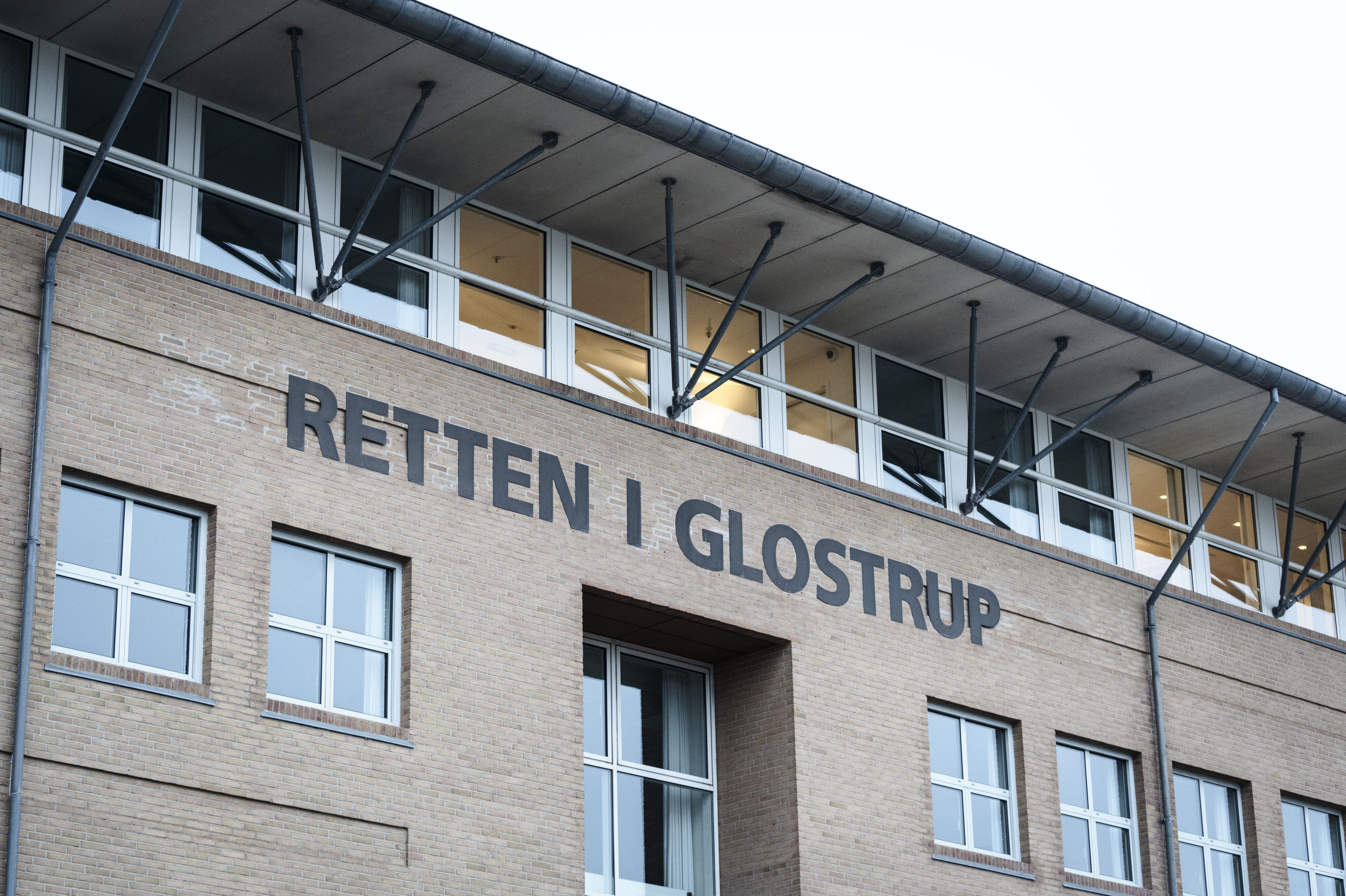 Retten i Glostrup ligger kun få hundrede meter fra tre gerningssteder, hvor kvinder i april blev overfaldet bagfra tre søndage i træk. En 31-årig mand er anklaget for forsøg på voldtægt. (Arkivfoto).