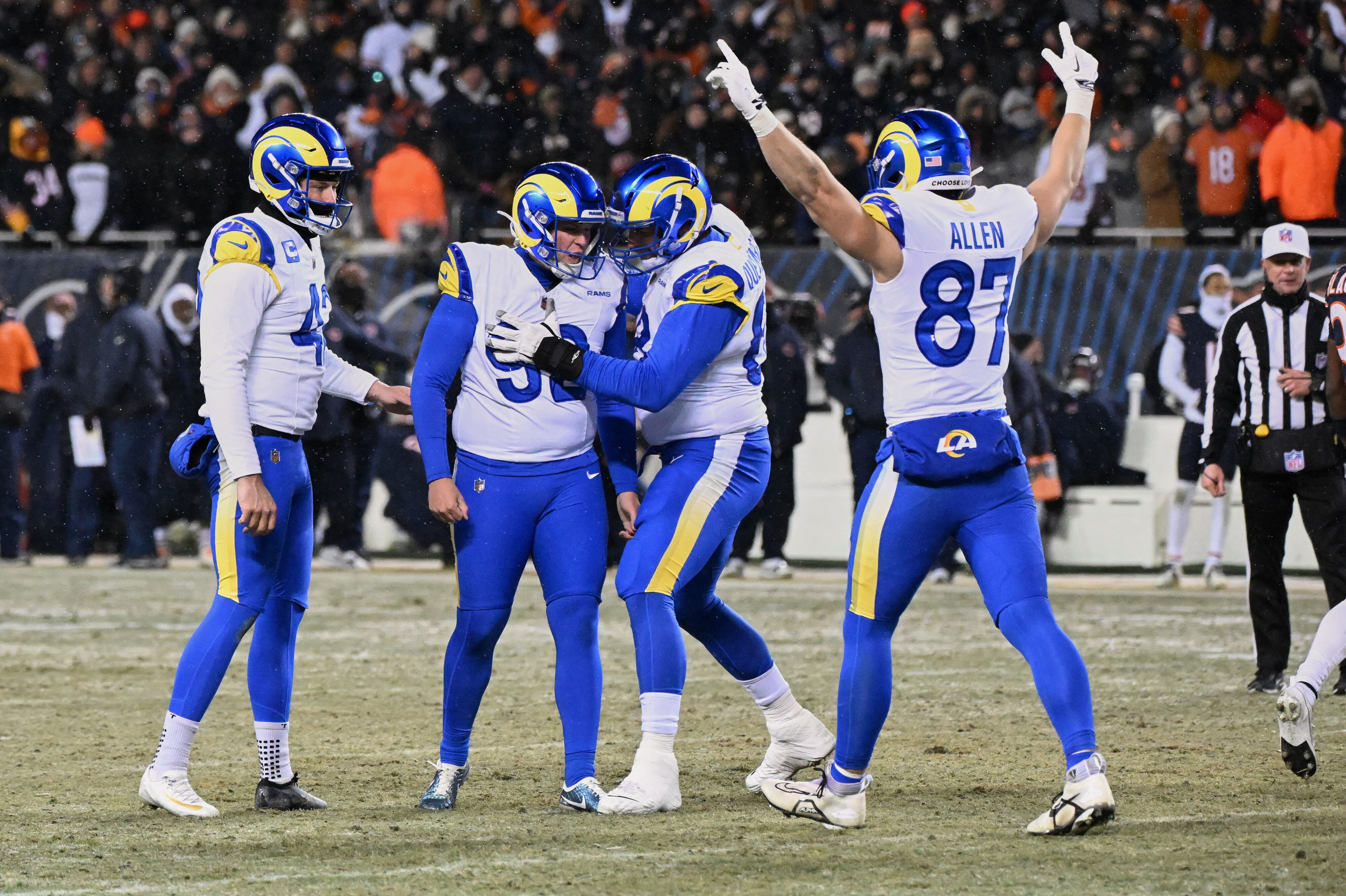 Harrison Mevis (nummer to fra venstre) sendte Los Angeles Rams i semifinalen med et field goal i overtiden.