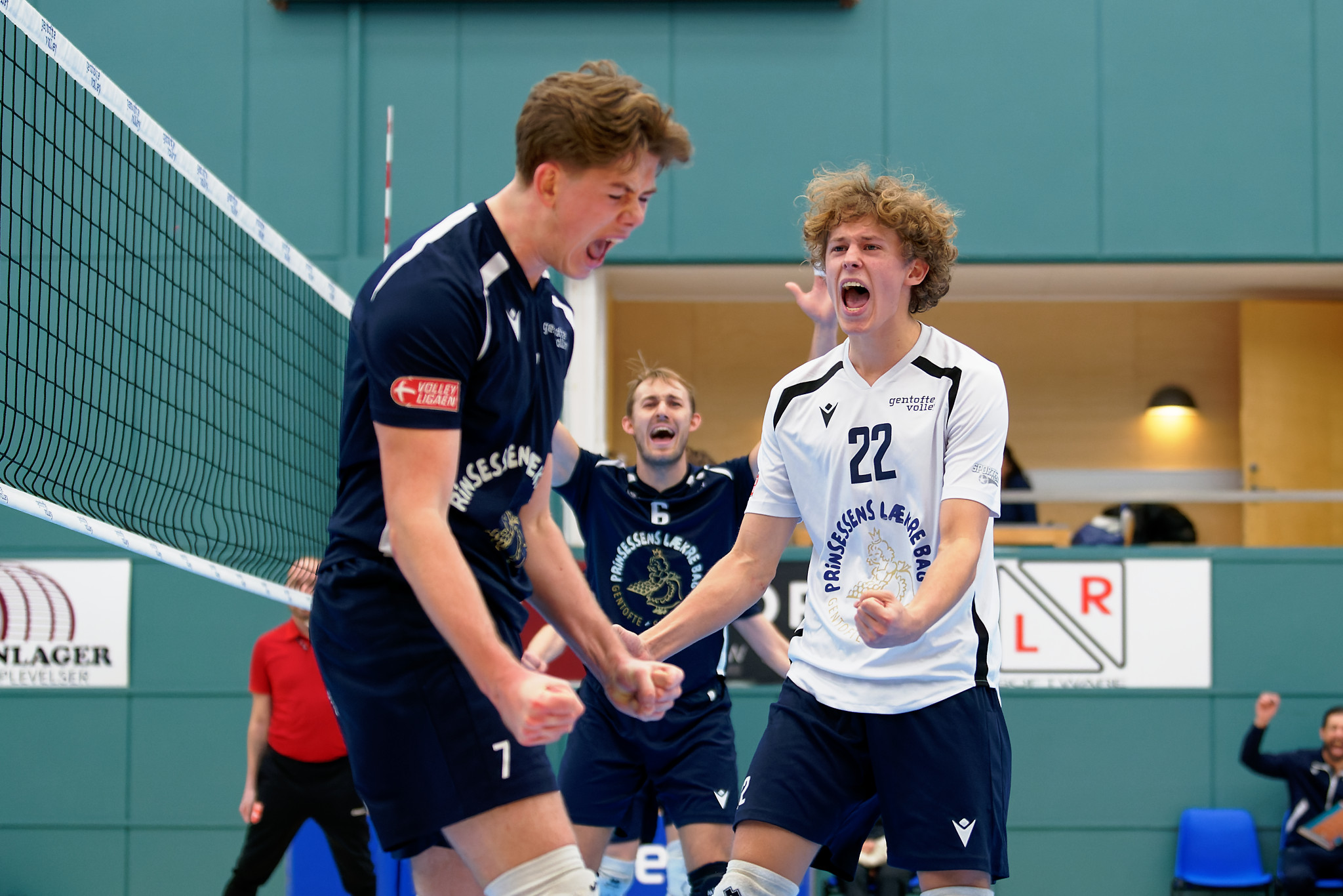 Gentoftes unge spillere Severin Bregnhøj (hvid trøje) og Jacob Rybøl (7) gjorde, hvad de kunne for at holde Gentofte på sejrskurs i nederlaget på 2-3 mod Ikast i en særdeles tæt kamp.