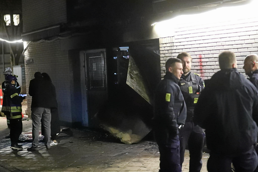 Politi og brandvæsen på stedet, hvor en kiosk på Hedemarksvej i Albertslund var udsat for brand sent om aftenen 27. december sidste år.
