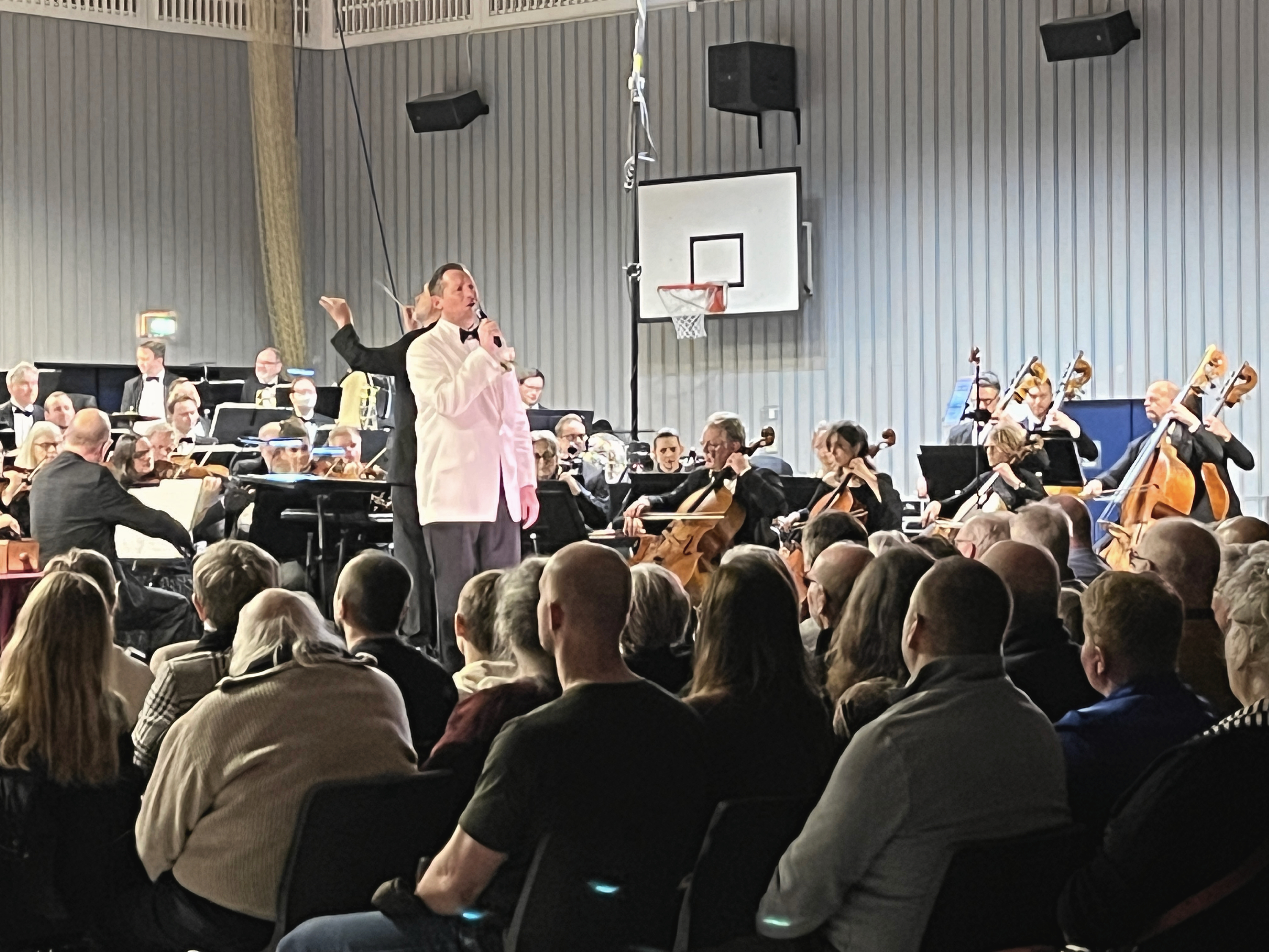 Jens Jacob Tychsen, måske bedst kendt som Hr. Weyse i den populære tv-serie Badehotellet, stod i spidsen for den musikalske fest fredag, da Copenhagen Phil gav koncert i Hal 1 i Kalundborg Hallerne. Snart går renoveringen af hallens scenefaciliteter så i gang.