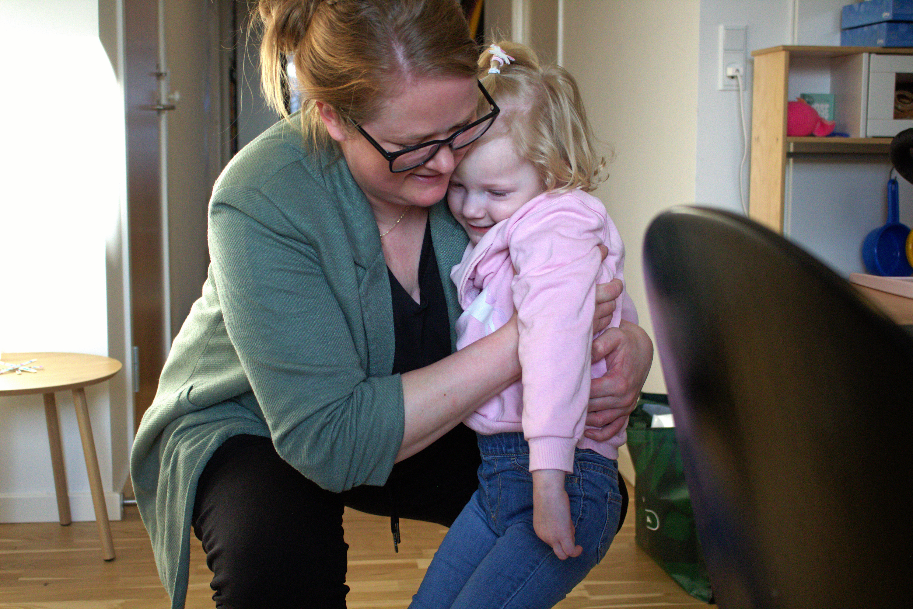Emma med sin mor Betina Rønne i hjemmet på Frederiksbro. Hun elsker sin børnehave, men der er ingen loftlift, og det er blevet et problem.