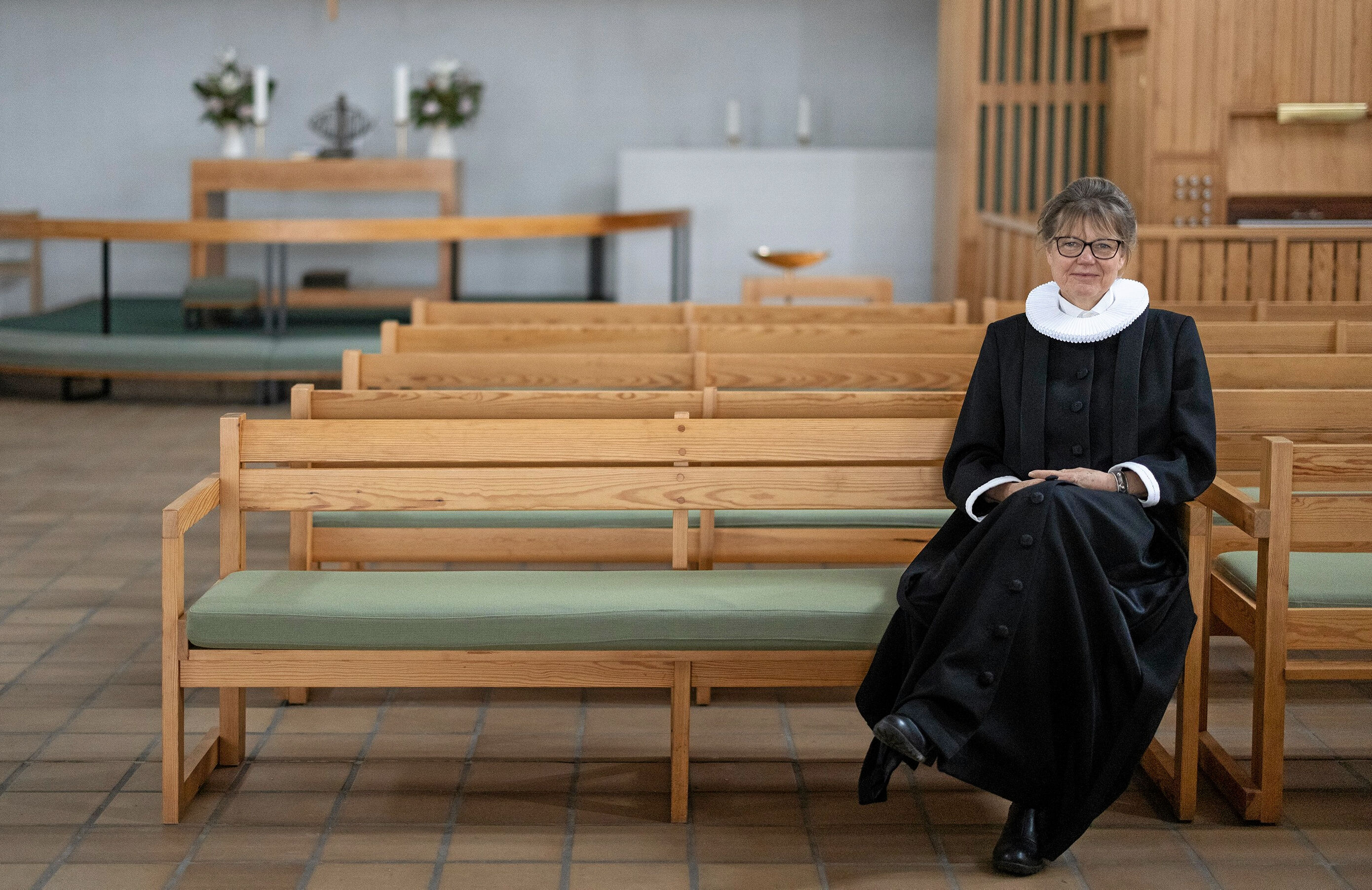 Om stillegudstjenesten fortæller Kirsten Weile, sognepræst i Kokkedal Kirke, at det netop er i stilheden, i lyset, i mørket og i øjeblikket uden krav, at vi igen finder ro, retning og får lov at være i et fællesskab.