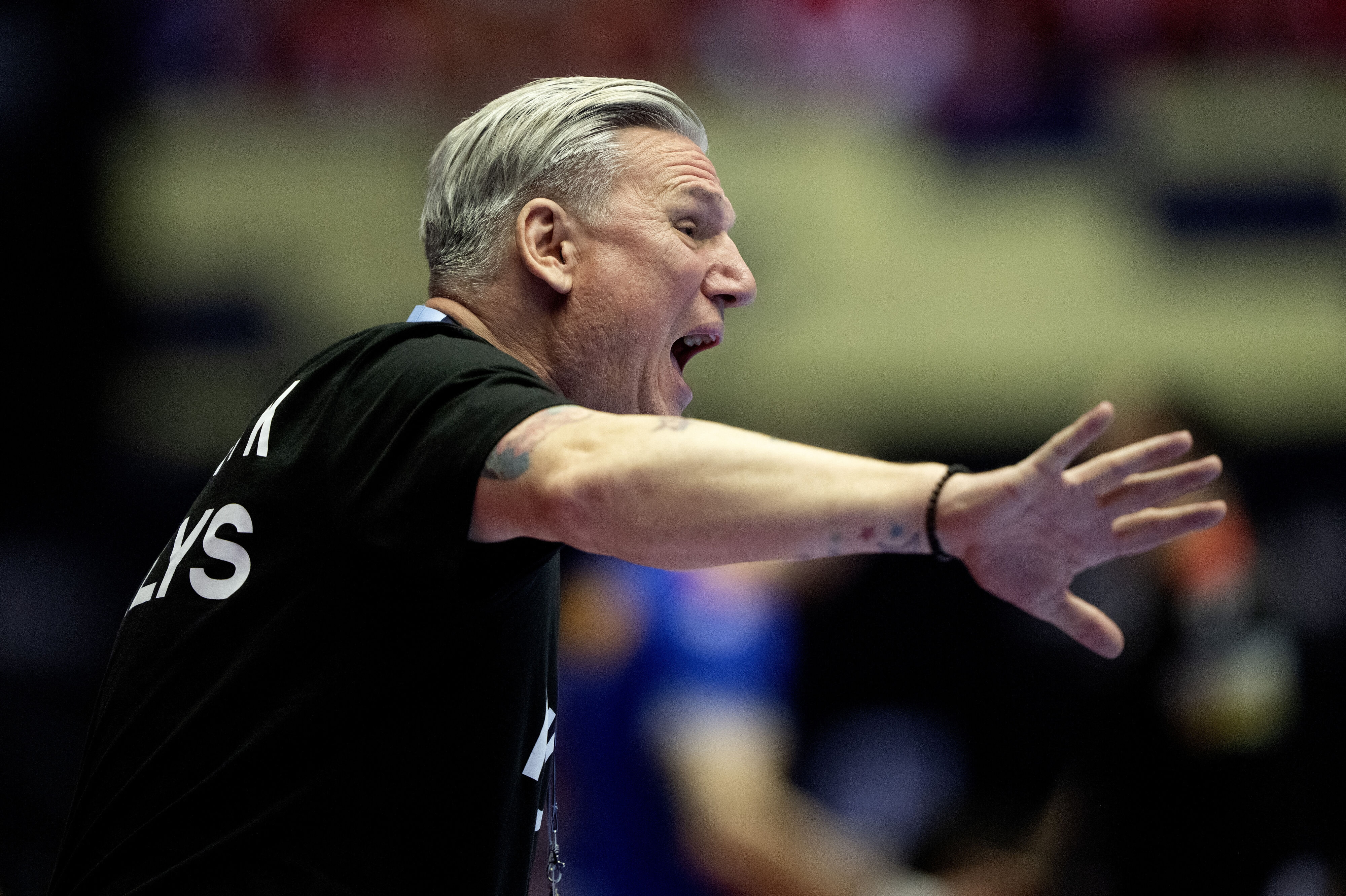 Nikolaj Jacobsen skældte ud på sit forsvar i de første 30 minutter af EM-gruppekampen mod Rumænien.