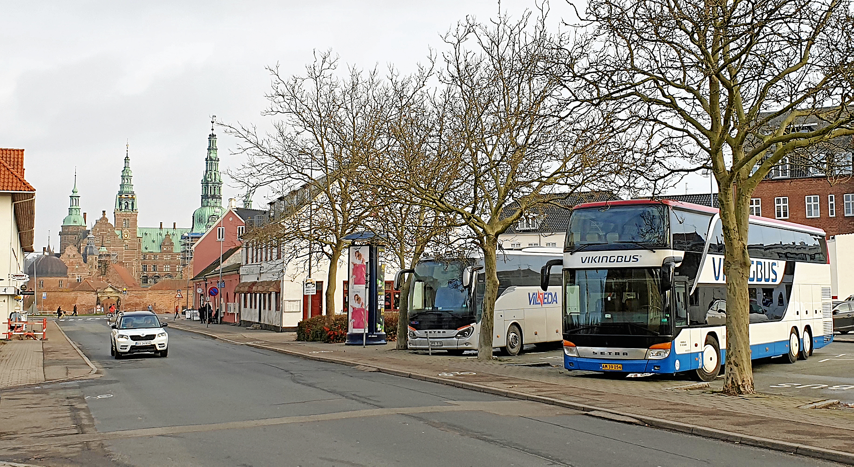 Indtil 2021 var der masser af busholdepladser ved slottet, men spørgsmålet er, hvor busserne skal parkere nu.
