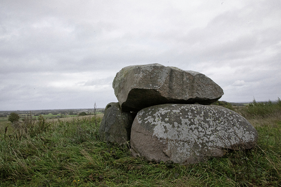 - Igennem det seneste år har jeg udforsket det mytiske istidslandskab i området omkring Raklev og Røsnæs. Jeg er gentagne gange vendt tilbage og har gennemfotograferet stederne, siger den fotografiske billedkunstner Jørn Zoëga.