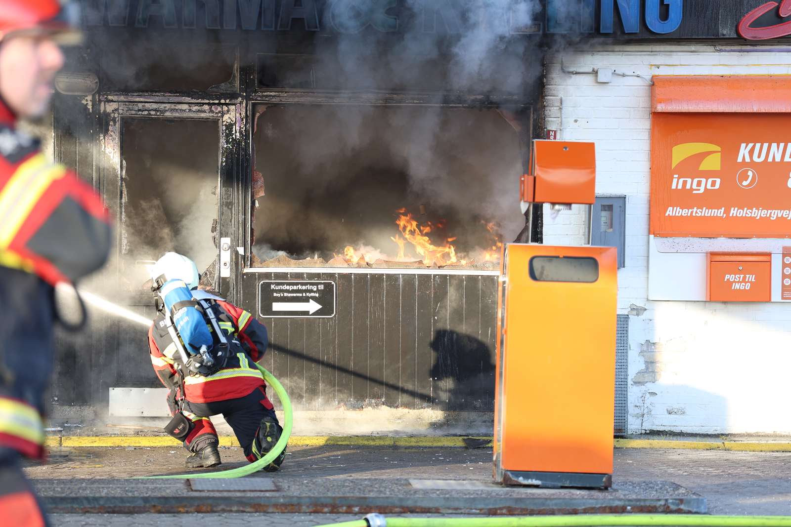 Der er brand i et spisested, nær en tankstation tirsdag eftermiddag