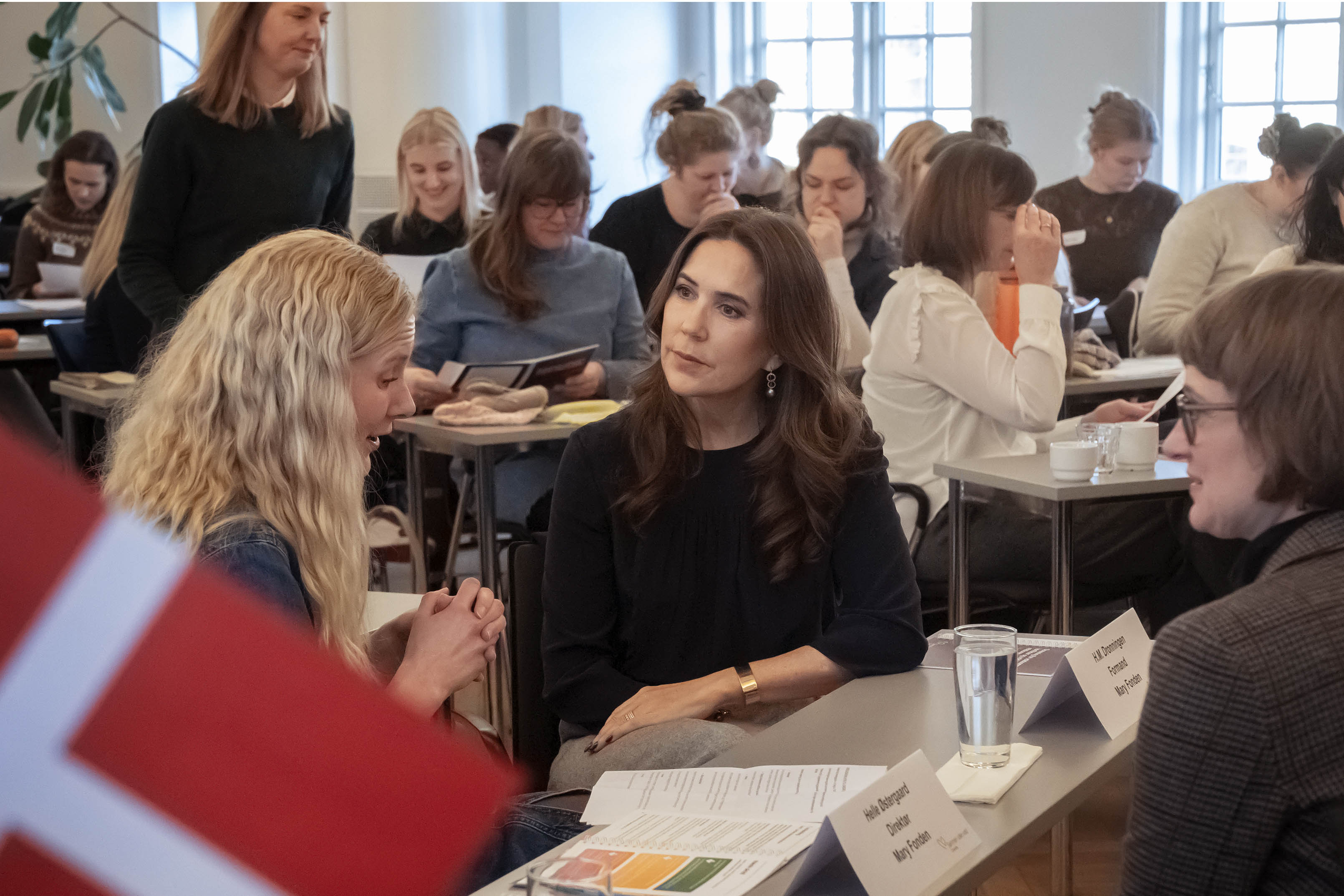 Line Frederikke Nymann (tv.) screenede Mary for tegn på vold i en øvelse, da dronningen besøgte jordmødre på deres uddannelsesdag på Holbæk Sygehus.