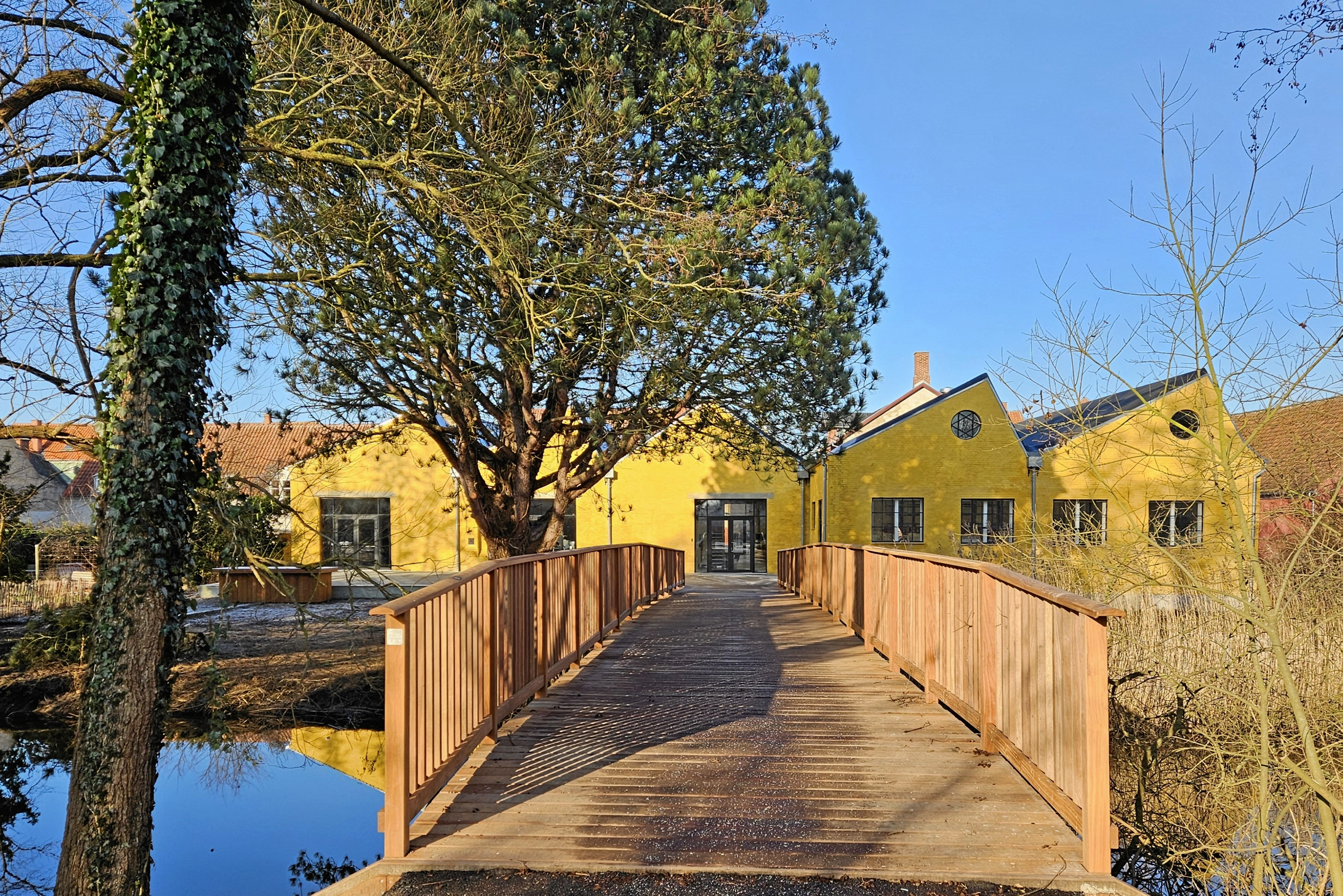 Broen er på plads, parkeringspladsen er ved at være færdig og snår slås dørene op til det nye kulturhus.