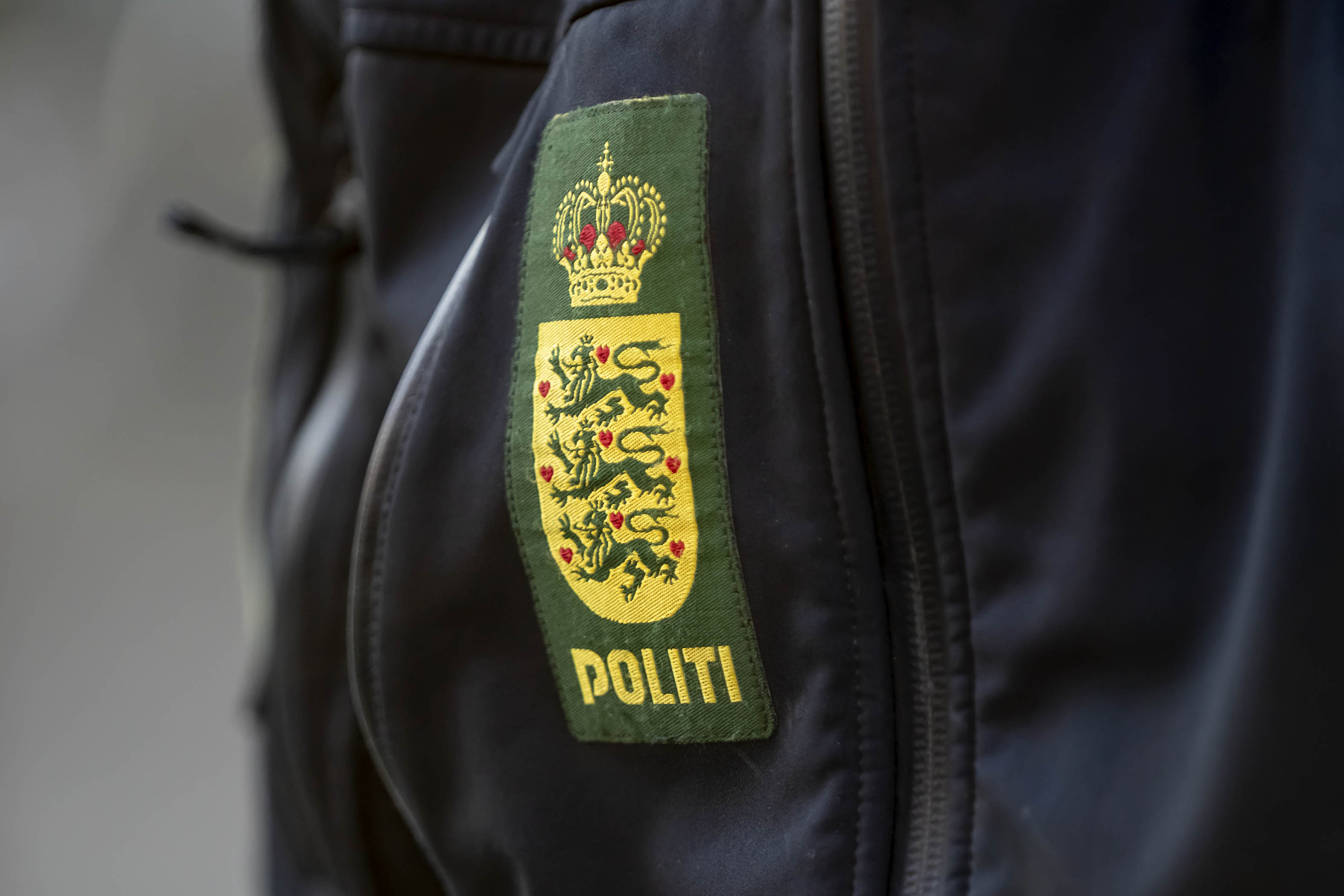 Stenkast fra gangbro smadrede togrude, men gerningsmændene er stadig på fri fod, oplyser Nordsjællands Politi.